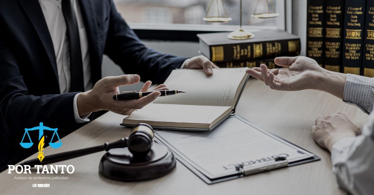 En la imagen una mesa con libros de derecho, cuadernos y un mazo