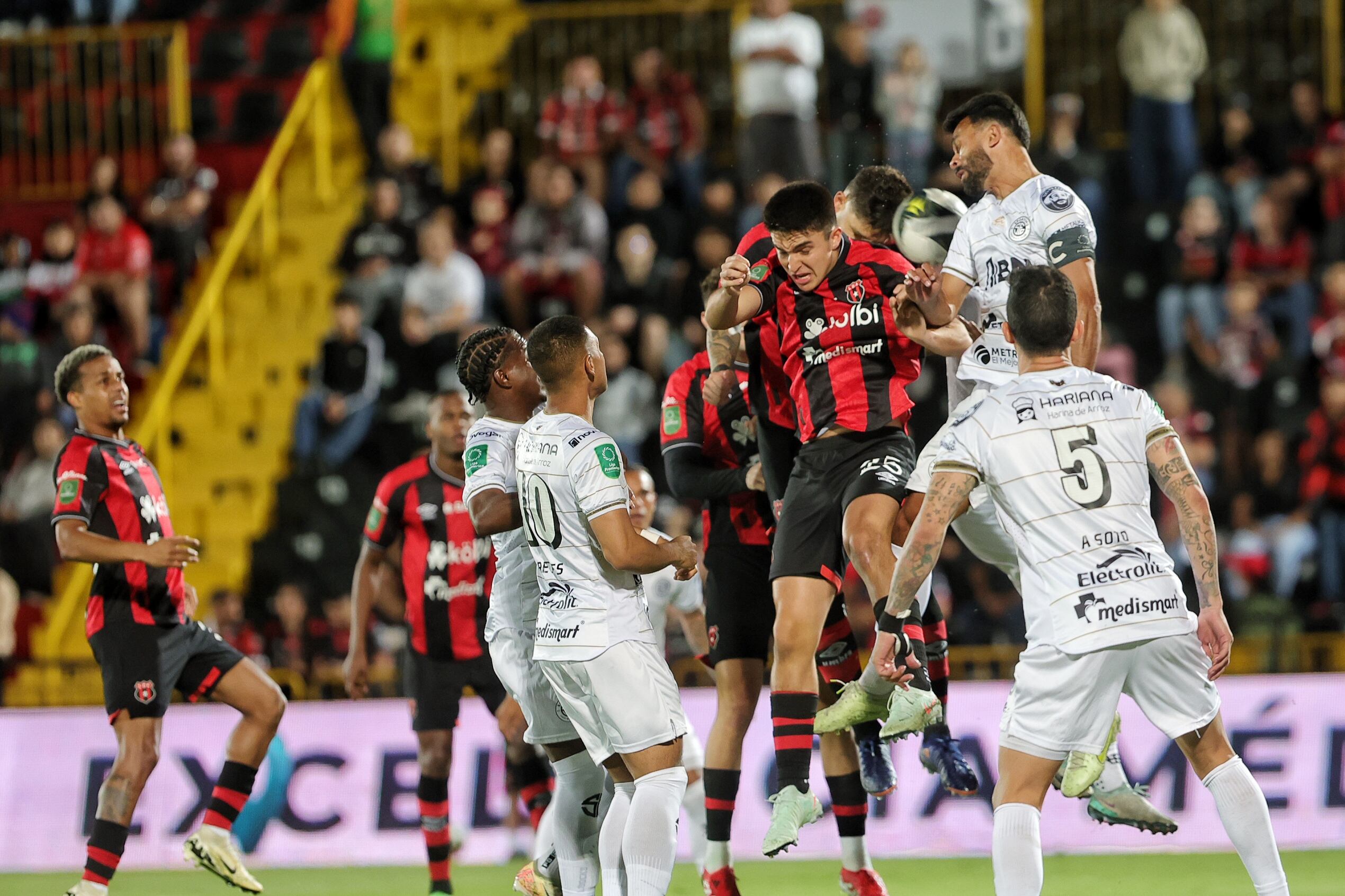 16/04/2025/ Juego entre Liga Deportiva Alajuelense vs Sporting FC por el torneo Clausura de la Liga Promerica en el estadio Alejandro Morera Soto / foto John Durán