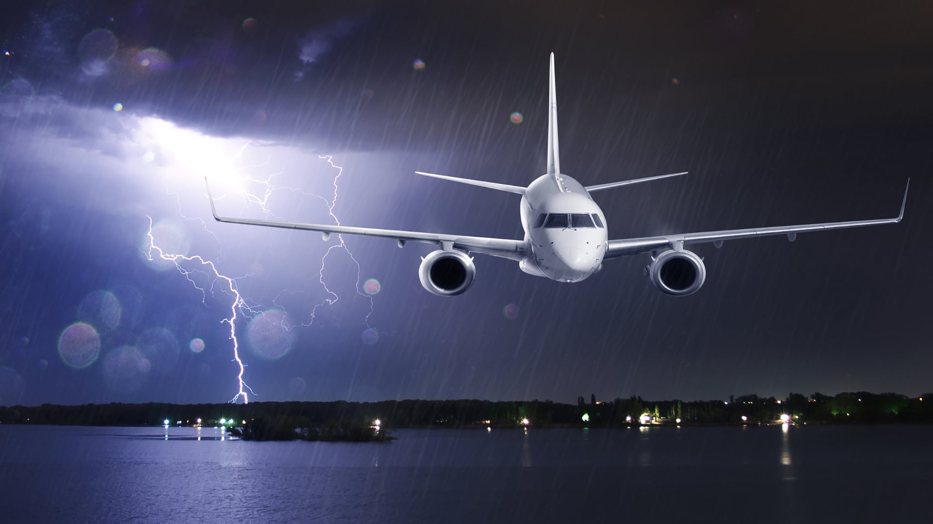 Los aviones reciben rayos cada año. Su diseño permite que la electricidad circule por fuera y no afecte la seguridad del vuelo.