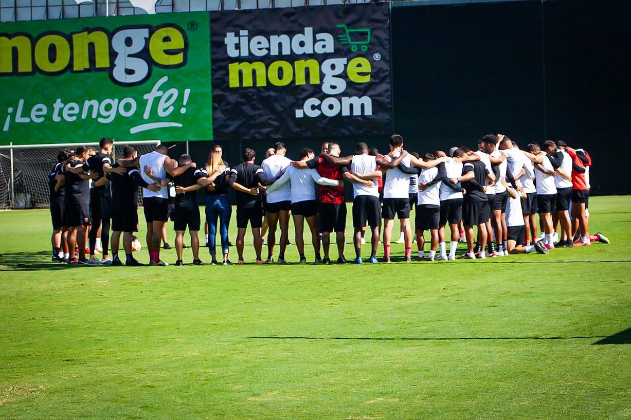 Alajuelense ha tenido que usar a jugadores en posiciones no habituales por necesidad y le ha funcionado.