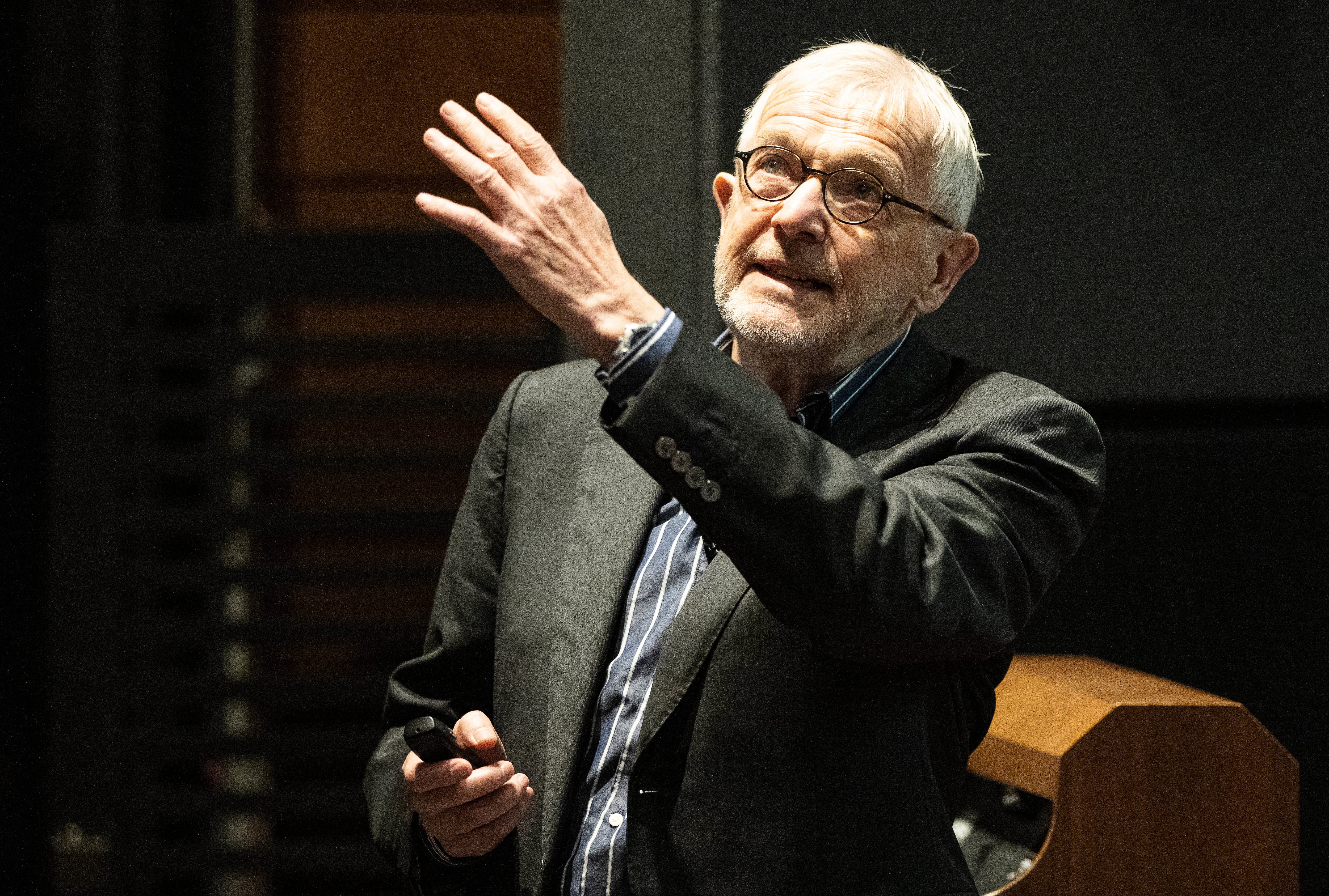 Esta fotografía de archivo, tomada el 13 de abril de 2023 y difundida el 6 de octubre de 2026, muestra a Francis Halzen, profesor de Investigación Vilas de la Universidad de Wisconsin-Madison (UW-Madison), mientras habla sobre el Proyecto del Observatorio de Neutrinos IceCube de UW durante el simposio “Descubrir el pasado, presente y futuro: agujeros negros, neutrinos y vida en nuestra galaxia”, realizado en el Teatro Marquee de Union South, en la Universidad de Wisconsin-Madison.
El físico belga Francis Halzen ganó el 6 de octubre de 2026 el Premio Nobel de Física por su trabajo pionero en el uso del hielo del Polo Sur para detectar partículas provenientes del cosmos distante, lo que permitió obtener información sobre las regiones más remotas del espacio.