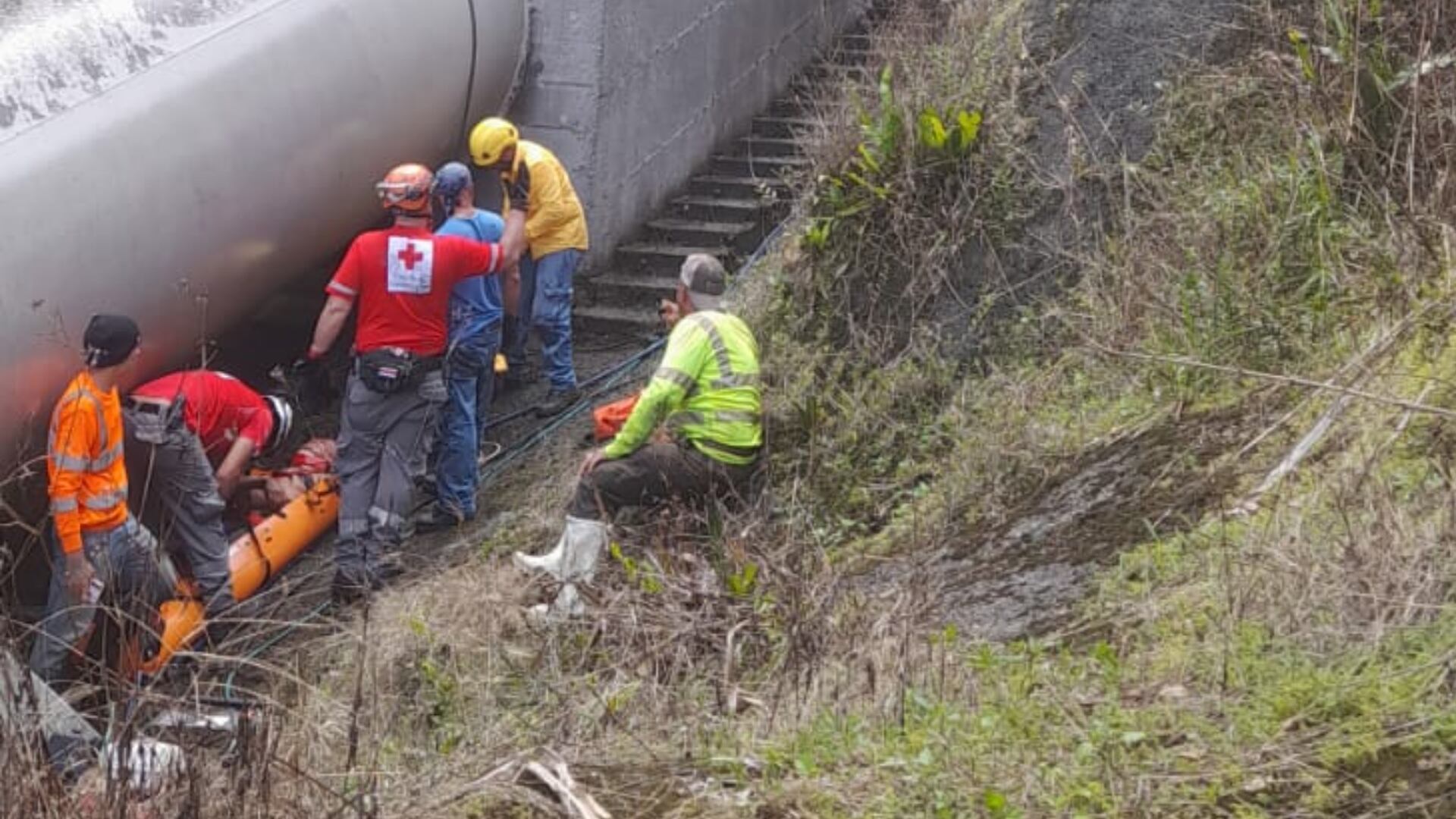 La Cruz Roja rescató a dos trabajadores que cayeron mientras realizaban labores en la planta hidroeléctrica de Cariblanco.