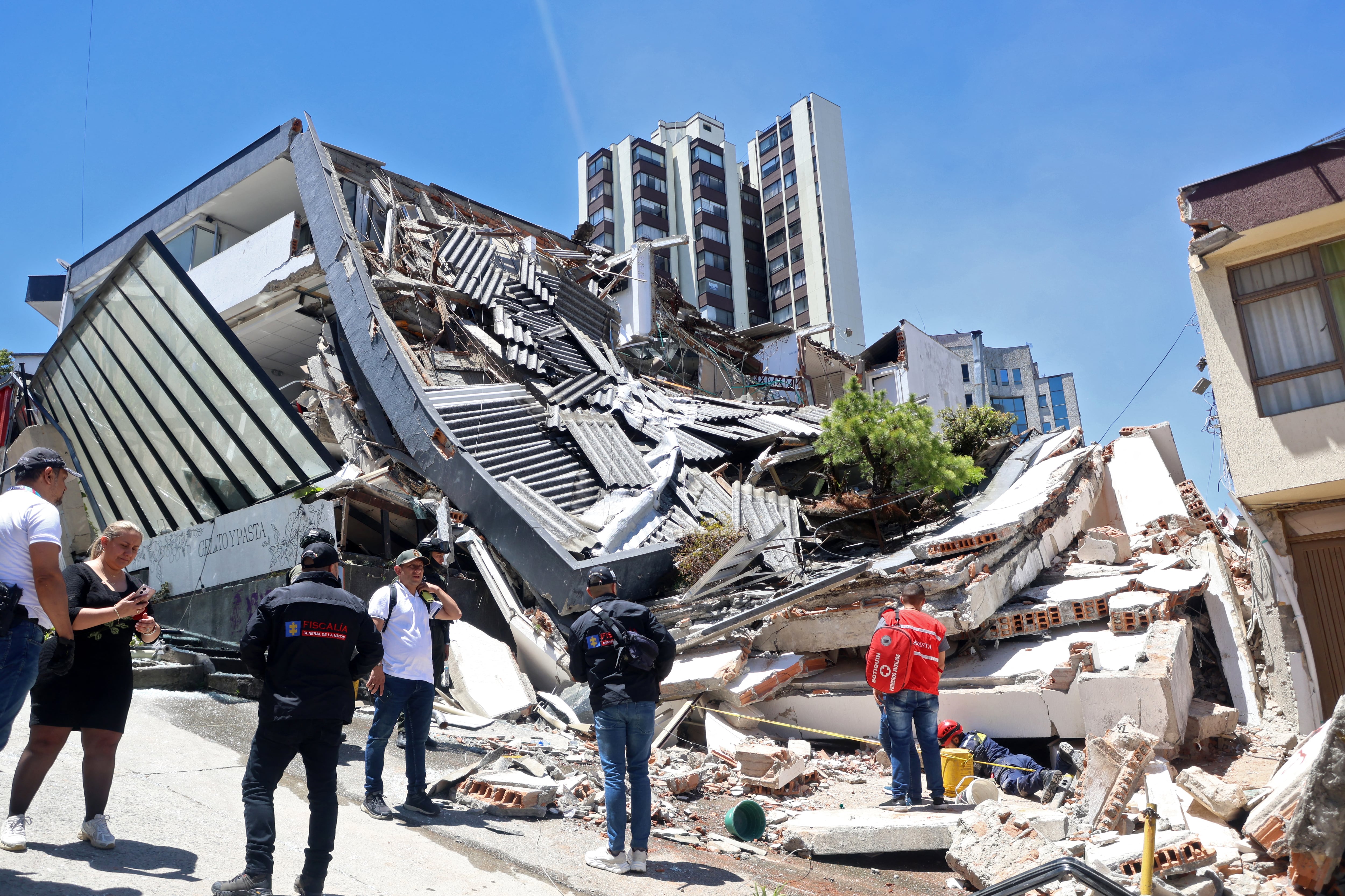 Este edificio colapsó en la ciudad de Manizales, tras el violento sismo que sacudió Colombia este 10 de agosto.