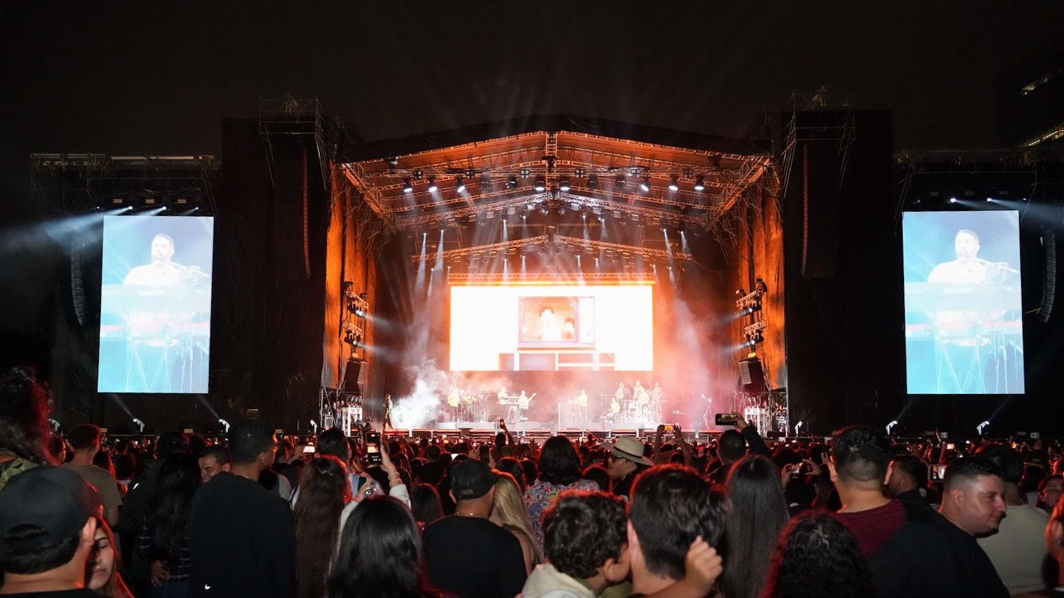 Vicente García, Víctor Manuelle y los artistas nacionales Toledo, Cocofunka y Marfil iluminaron La Sabana esta noche.