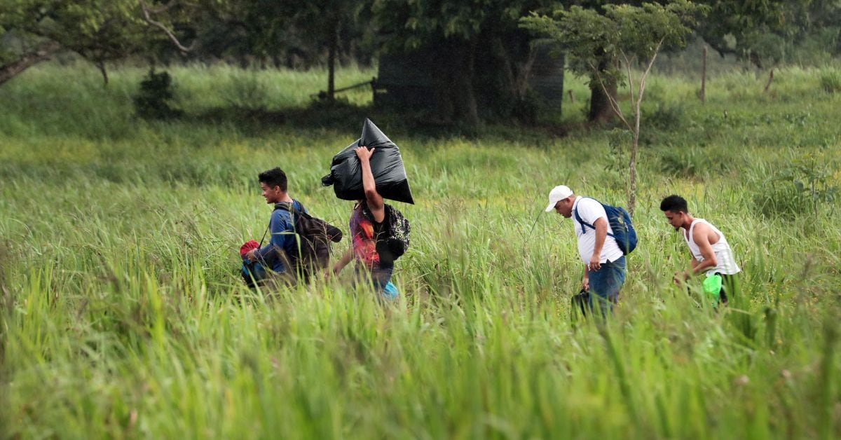 En un recorrido con la Policia de Fronteras por la frontera de Peñas Blancas observamos varios migrantes nicaragüenses tratando de cruzar para pedir asilo, la policía de fronteras los detiene y los lleva a las oficinas de migración.