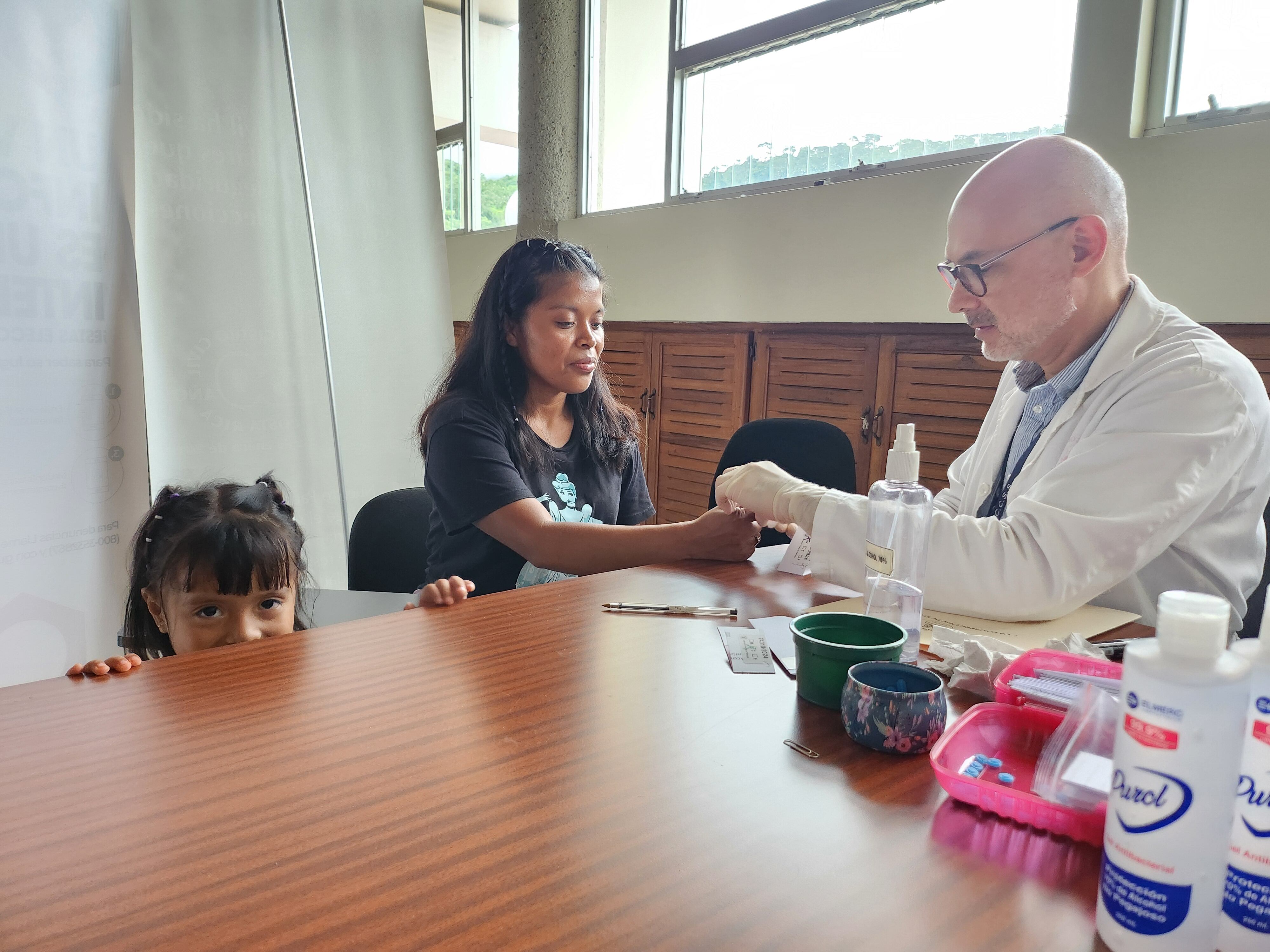 funcionarios del Laboratorio de Genética Humana Molecular de la CCSS)y de la Unidad de Paternidad Responsable del TSE, realizaron una gira a la zona sur.