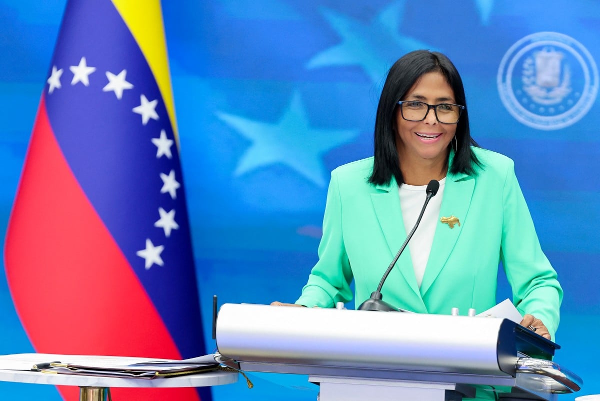 La presidenta encargada de Venezuela, Delcy Rodríguez, prometió el 8 de abril de 2026 un «aumento responsable» de los salarios, erosionados por años de inflación y una fuerte contracción económica durante la última década.