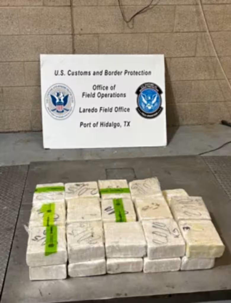 La inspección física de la camioneta Ford permitió descubrir 30 paquetes de presunta metanfetamina.