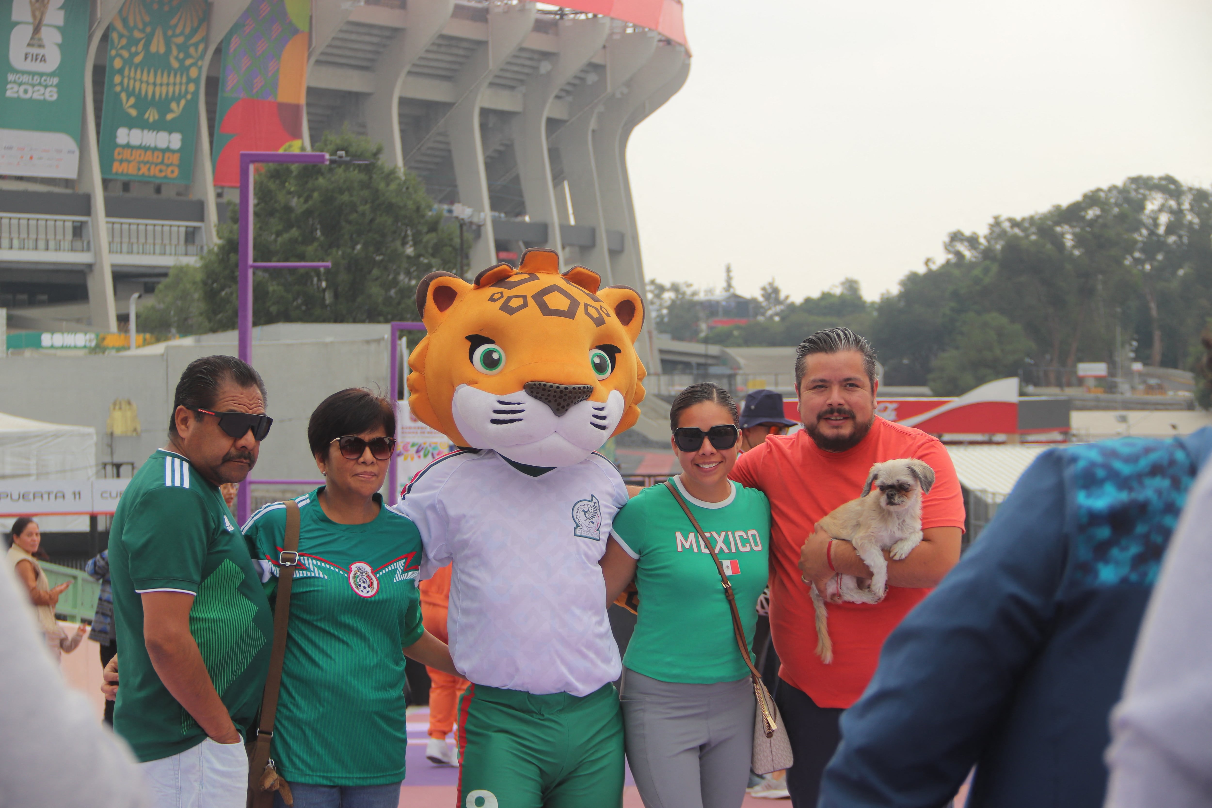 Estos aficionados se tomaron una foto afuera del Estadio Ciudad de México (Azteca), donde se realizará la inauguración del Mundial 2026 este jueves 11 de junio.
