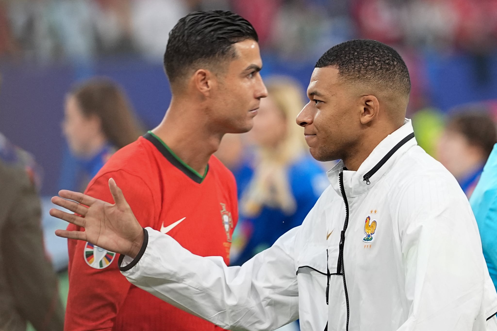 HAMBURGO, ALEMANIA - 5 de julio de 2024: Cristiano Ronaldo, de Portugal, interactúa con Kylian Mbappé, de Francia, antes del partido de cuartos de final de la Eurocopa 2024 de la UEFA entre Portugal y Francia en el Volksparkstadion, el 5 de julio de 2024 en Hamburgo, Alemania. Emin Sansar / Anadolu (Foto de Emin Sansar / Anadolu vía AFP).