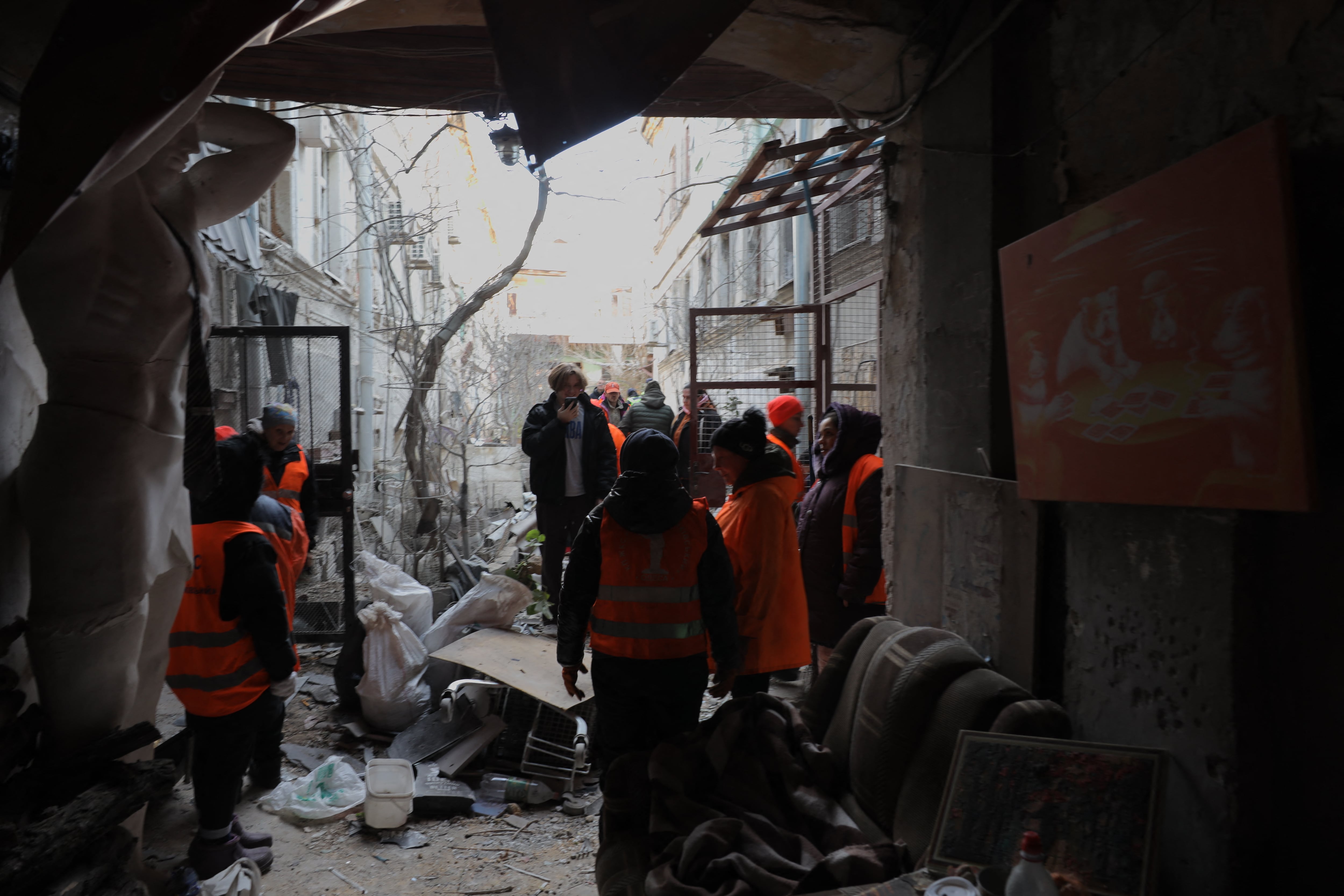 Ucrania denunció que los bombardeos rusos alcanzaron instalaciones civiles y dejaron a miles de personas sin electricidad en varias regiones del país.