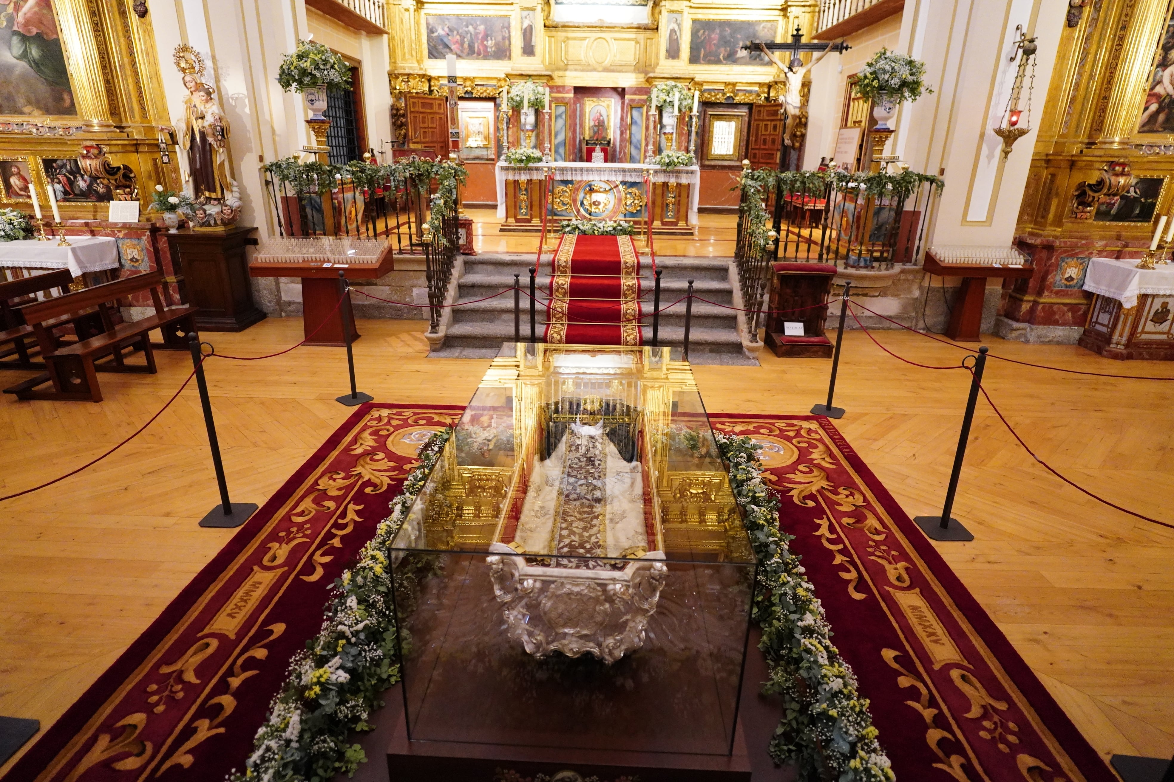 El cuerpo de Santa Teresa de Jesús durante el acto de apertura de veneración pública, en el Convento Padres Carmelitas Descalzos, a 11 de mayo de 2025, en Alba de Tormes, Salamanca, Castilla y León (España). Es la segunda vez que se expone el cuerpo incorrupto de la Santa, ya que no se hace desde mediados del siglo pasado.