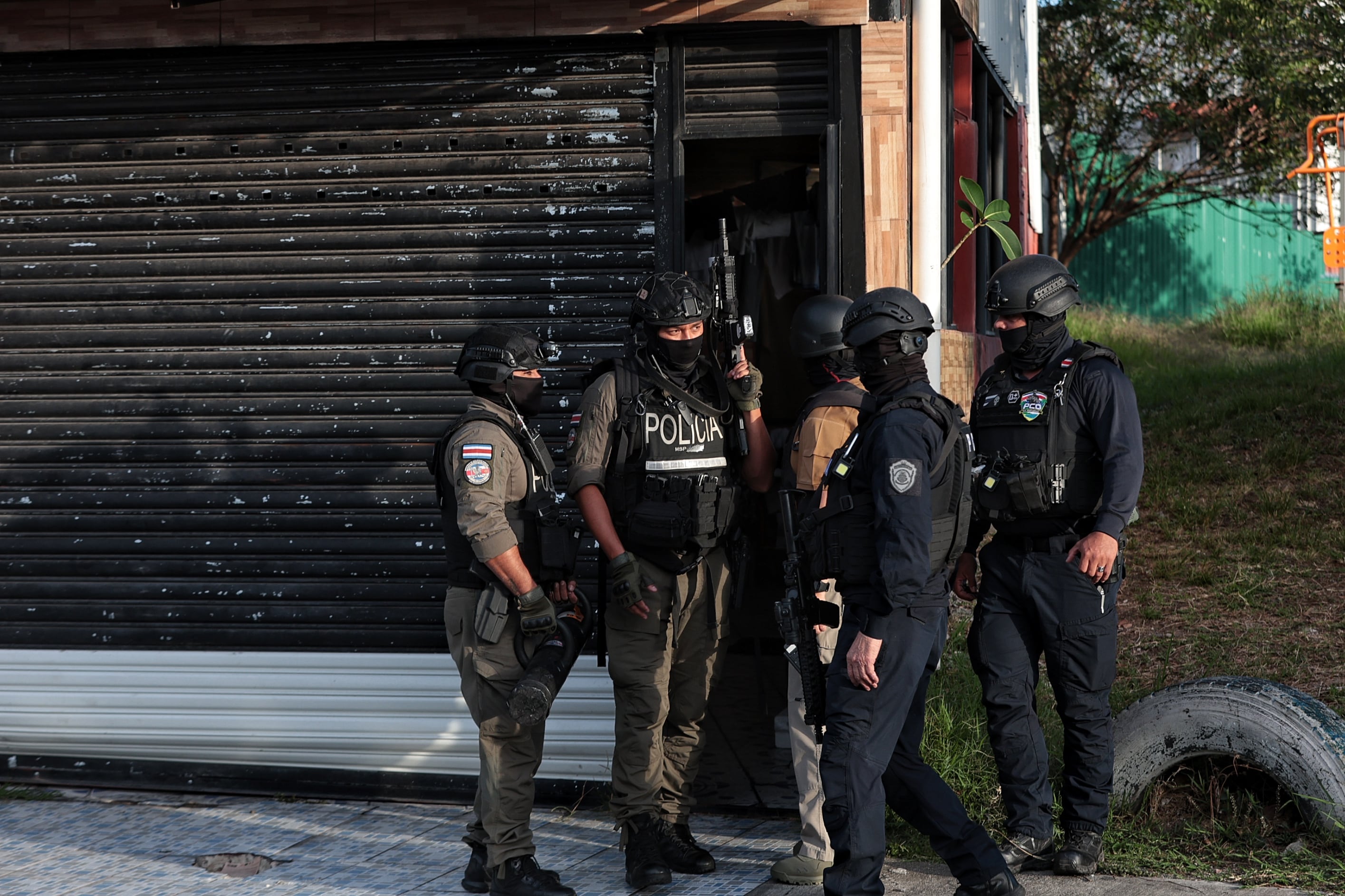 Operativo por parte de la Policía de Control de Drogas en residencial Los Geraneos en San Sebastián / Foto John Durán