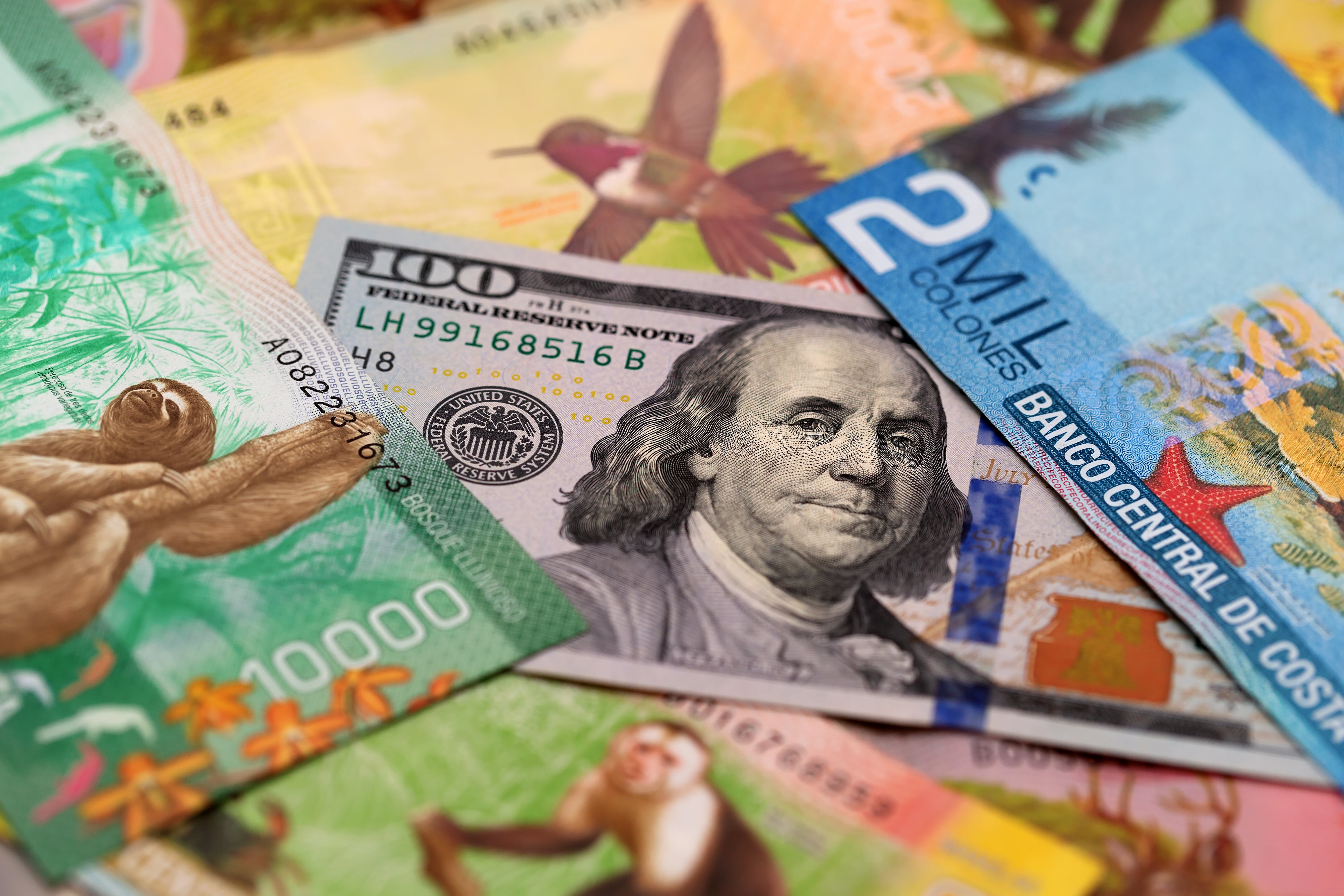Billetes de colones y dólares.