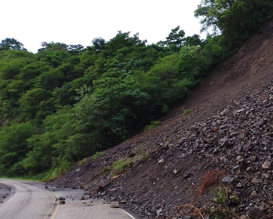 El paso por la Interamericana sur se mantiene regulado debido a un deslizamiento cerca de Palmar Norte. Foto: MOPT.