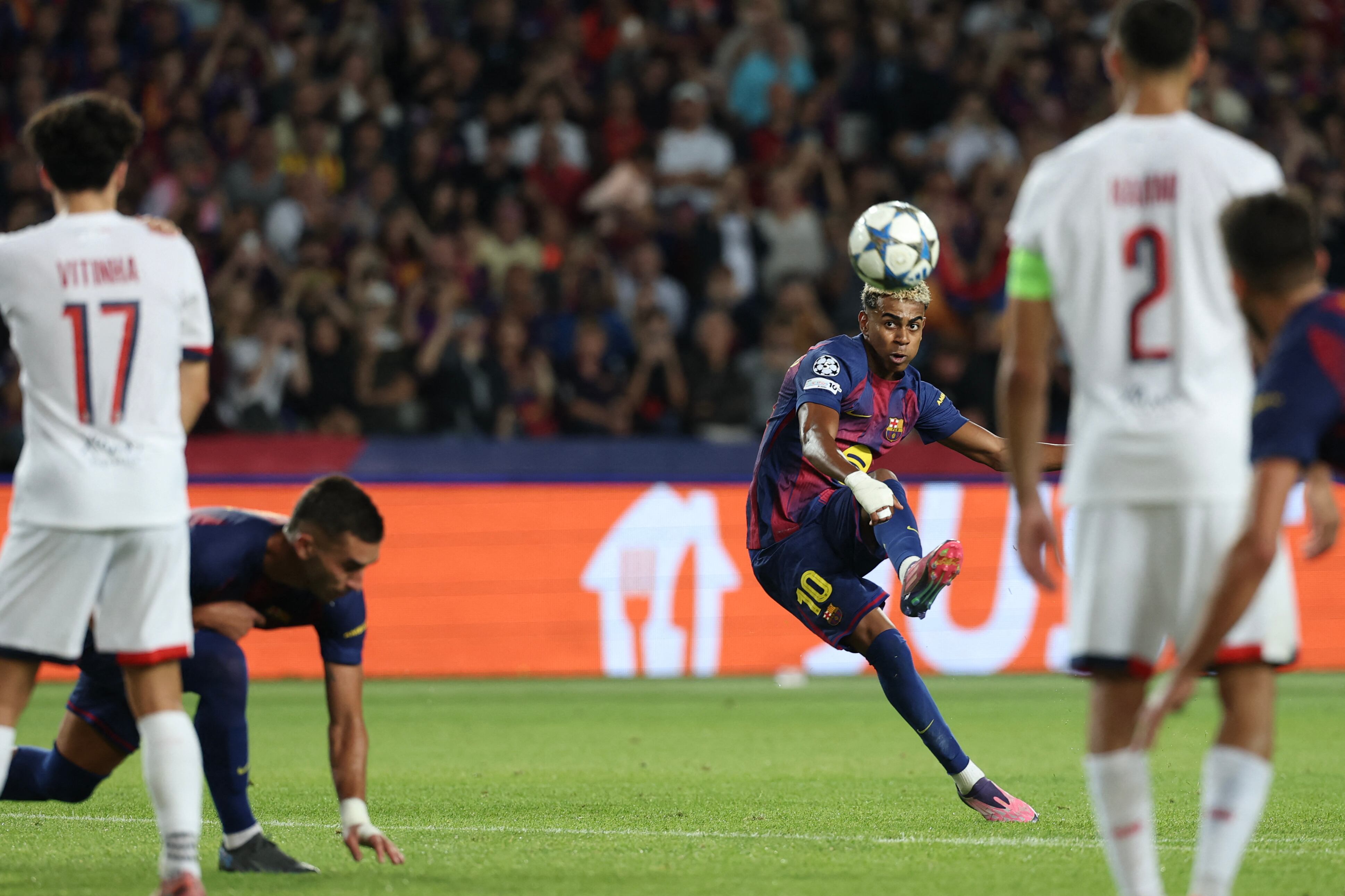 El delantero del Barcelona Lamine Yamal lanza un tiro libre en el encuentro ante el PSG por la Champions.