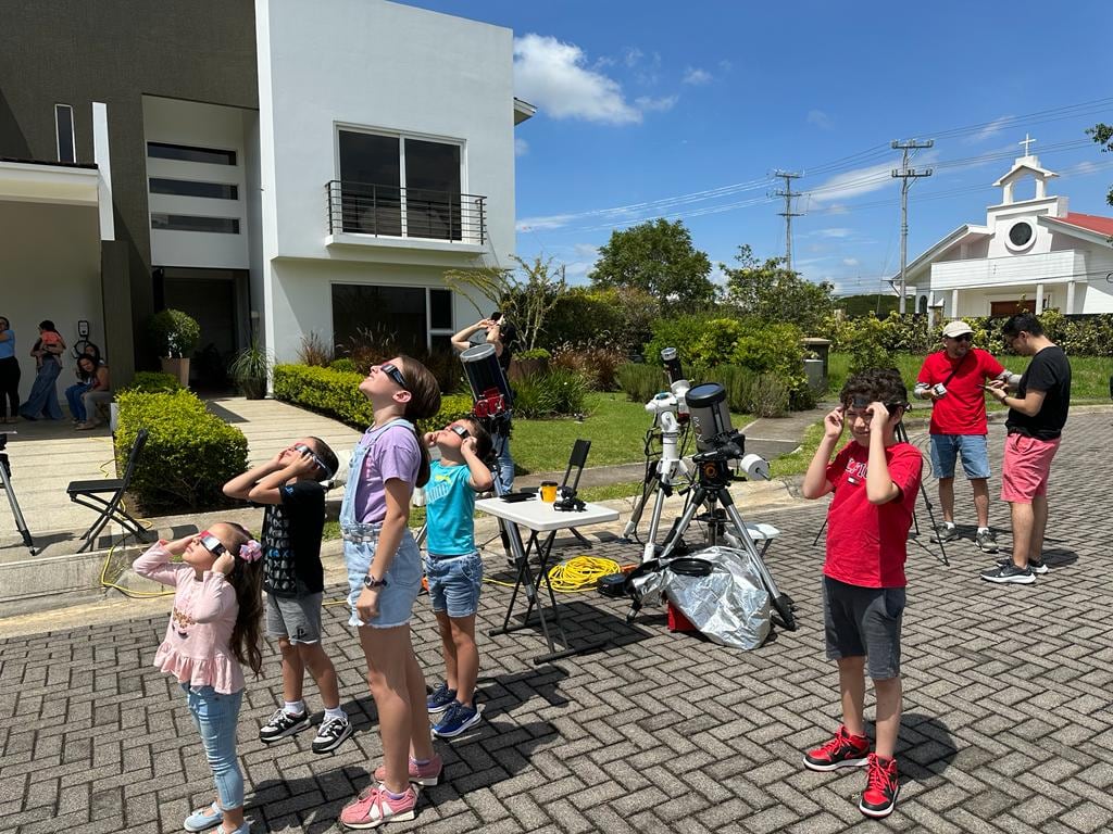 Familias y astrofotógrafos en Santa Ana (San José) mirando al sol en un momento sin nubes. Fotografía: Cortesía Tizoc Suárez M.