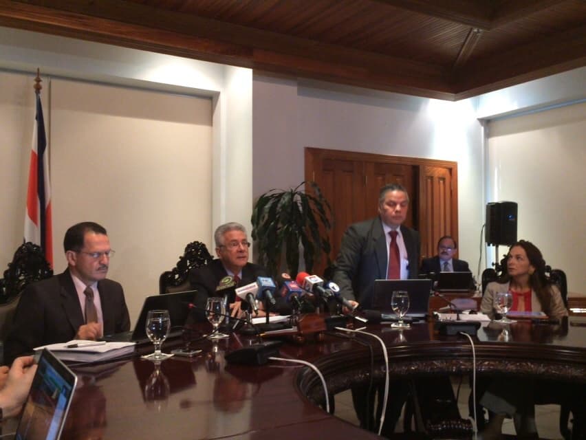 El presidente del Banco Central, Olivier Castro, anunció este sábado el inicio de la flotación administrada del dólar. Le acompañan Eduardo Prado (izquierda), gerente del Central, y Róger Madrigal, director de la División Económica.
