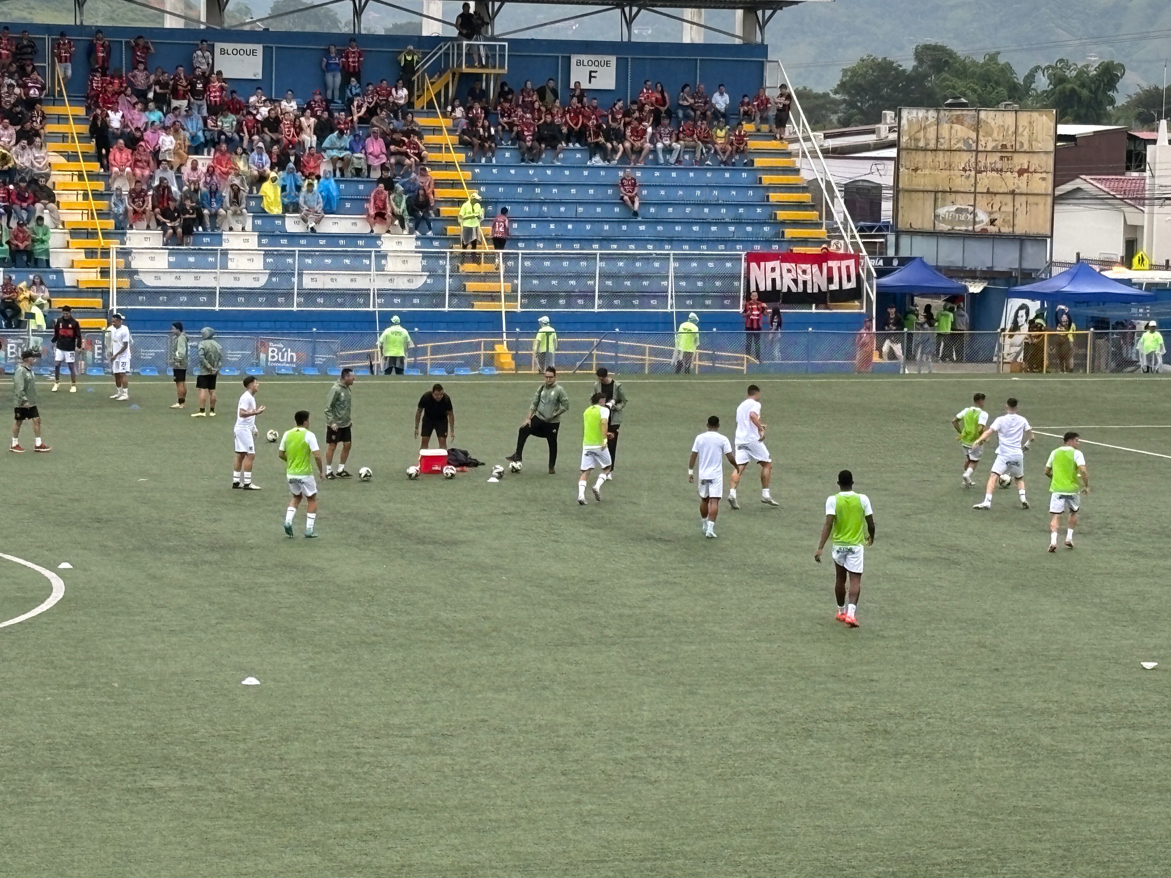 Liga Deportiva Alajuelense efectúa su calentamiento en el Estadio Municipal de Pérez Zeledón.