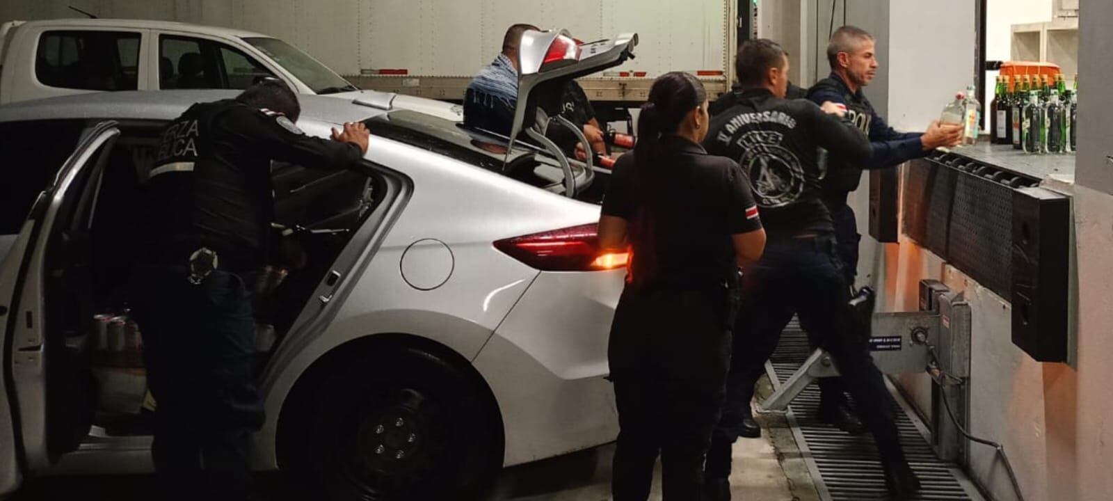 Imagen distribuida este 29 de junio por Fuerza Pública de parte de los decomisos de licor y cigarrillos la semana pasada. Fotografía: