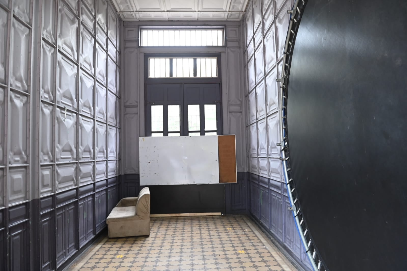 Daños a la estructura del edificio patrimonio nacional de la Escuela Metálica.