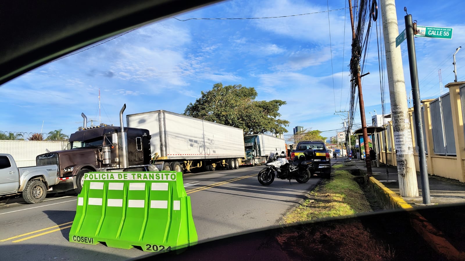 La policía de tránsito indicó que hay transportistas al costado norte y a alrededores de Casa Presidencial.