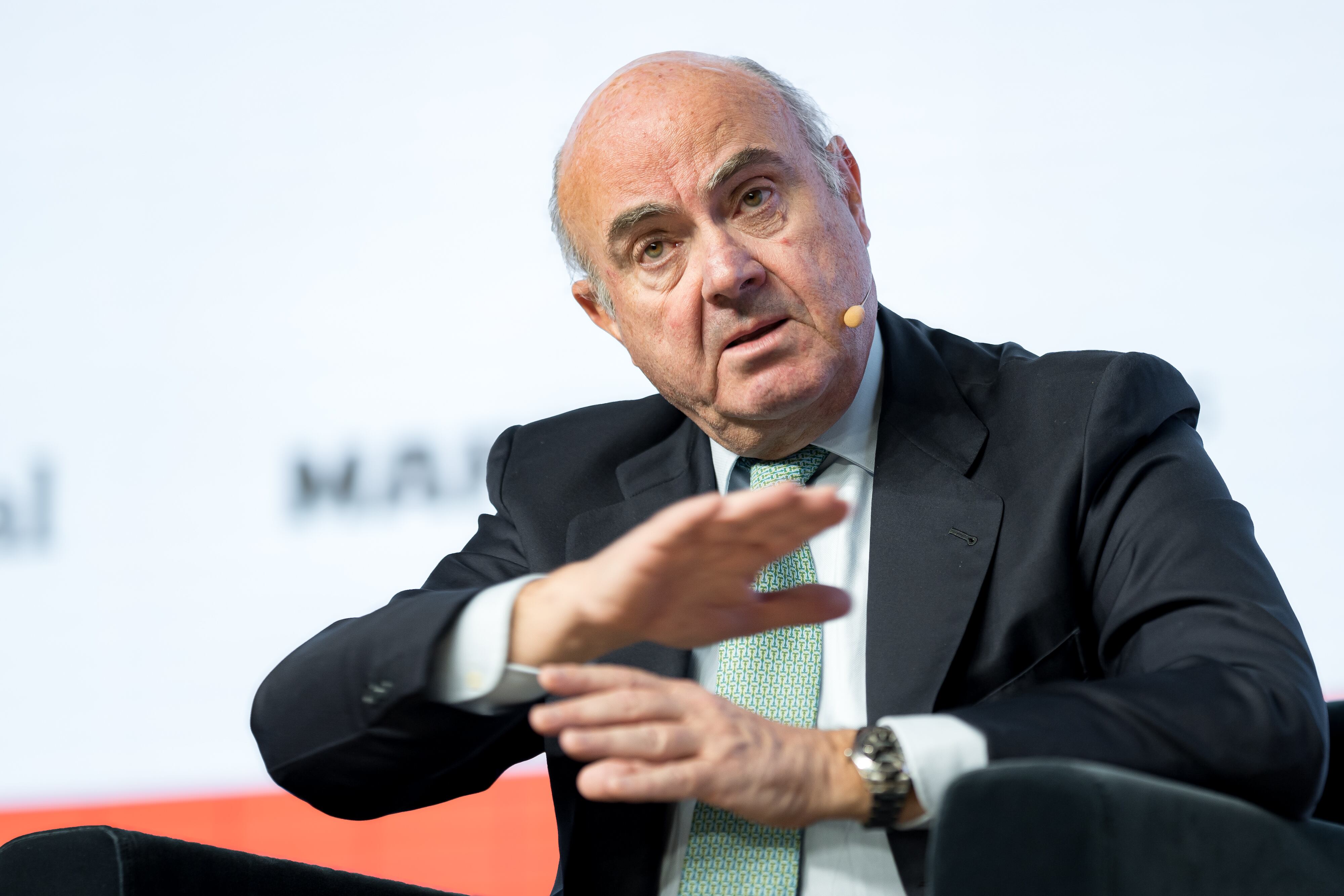 Luis de Guindos, vicepresidente del Banco Central Europeo, gesticula mientras habla en un evento, advirtiendo sobre la volatilidad económica generada por las políticas comerciales de Donald Trump.