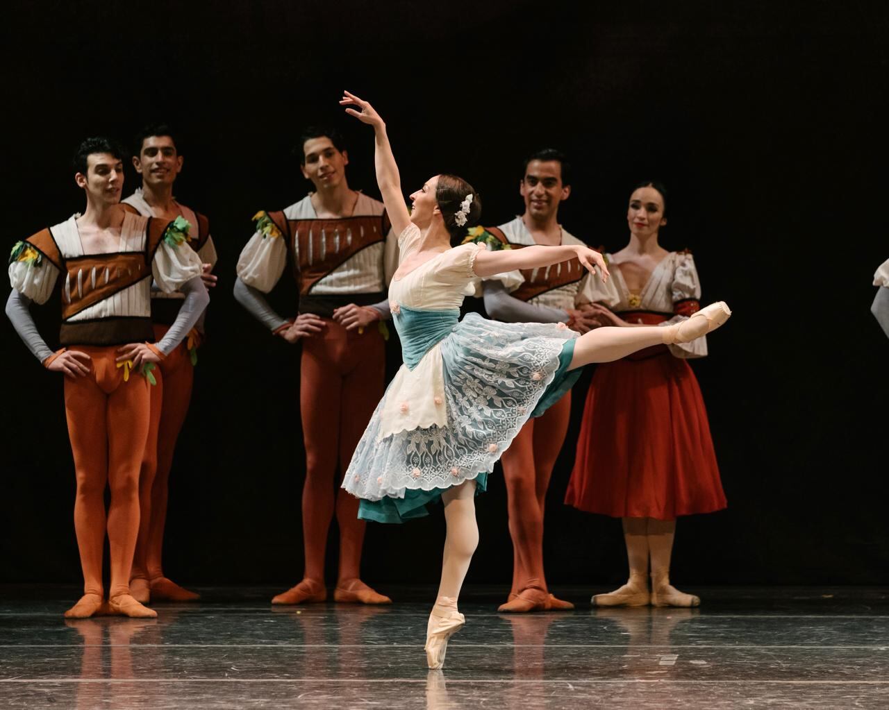 La obra se montó durante seis meses e incluye escenografía, luces y vestuario diseñados con investigación de época.