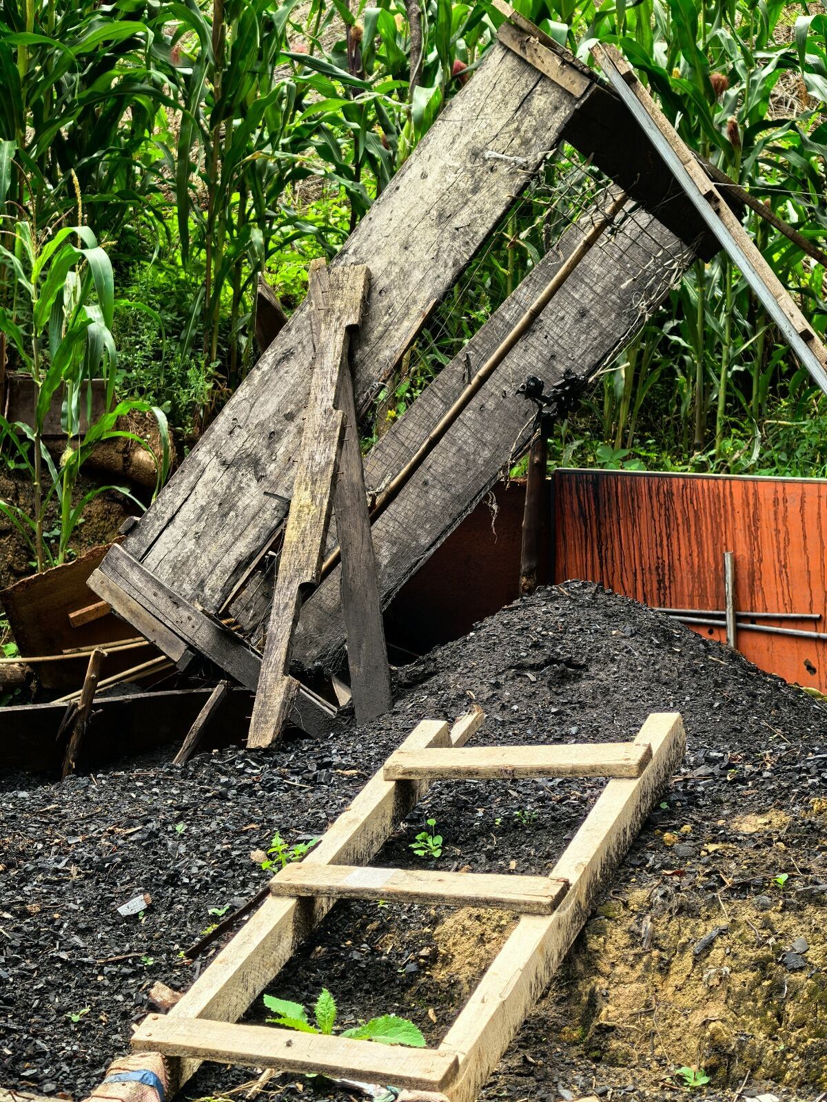 Una montaña de carbón en una carbonera.