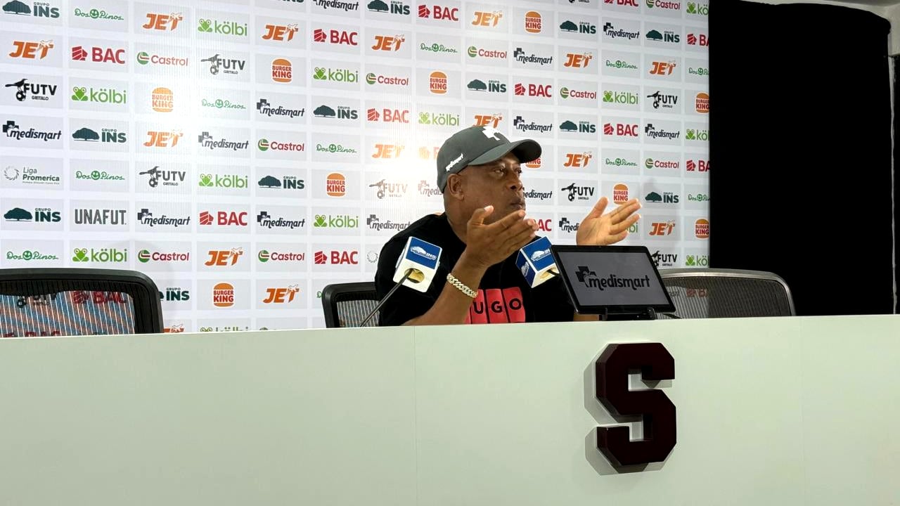 Hernan Medford en conferencia de prensa preivo al juego contra Cartagines