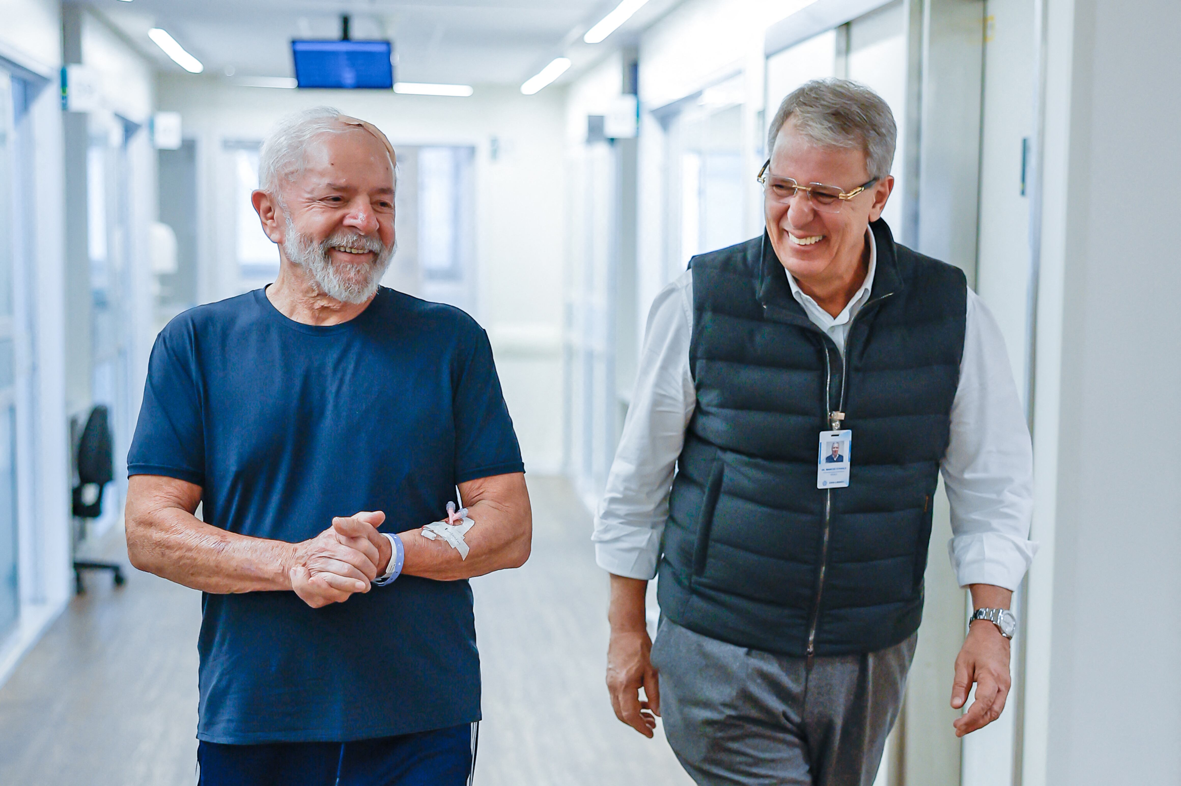 El presidente de Brasil, Luiz Inácio Lula da Silva, sonríe mientras camina por los pasillos del hospital Sirio-Libanés acompañado de un médico tras su cirugía en Sao Paulo.
