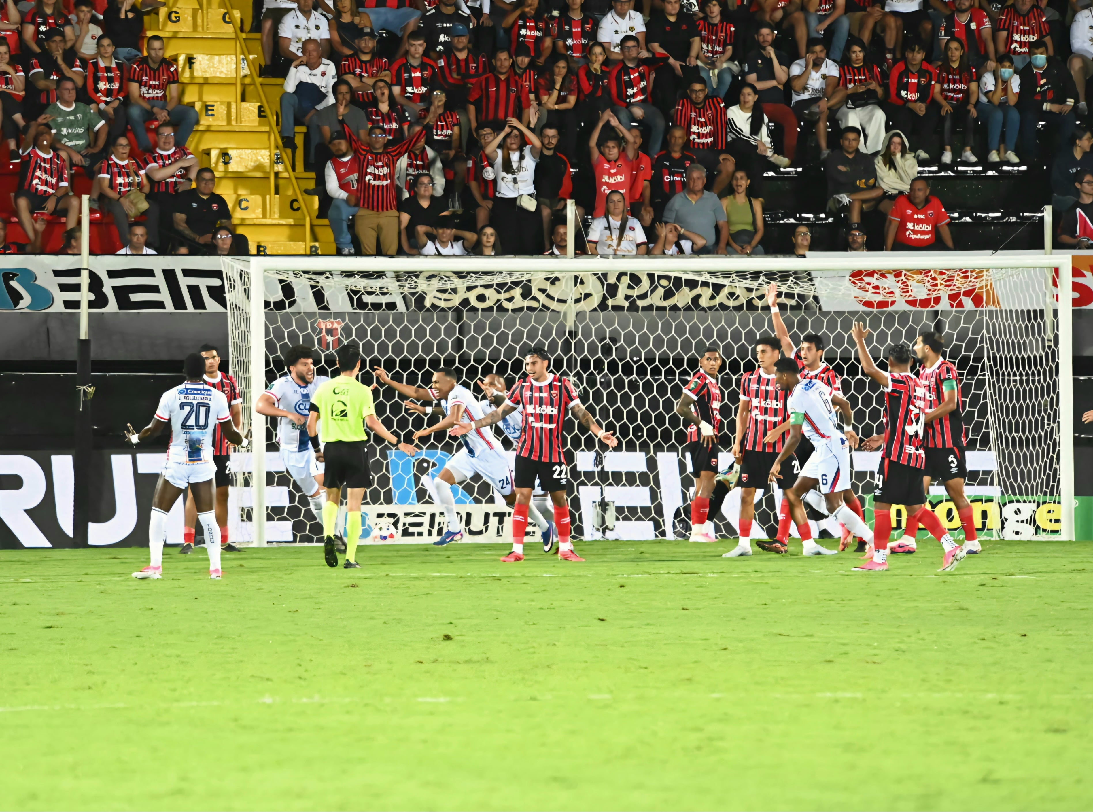 23 de agosto de 2026. Estadio Alejandro Morera Soto. 18:00 hrs. La Liga Deportiva Alajuelense juega contra la Asociación Deportiva San Carlos en partido correspondiente a la jornada 5 del Torneo de Apertura de la Liga Promérica. Otro dato relevante del juego es el retiro oficial del delantero Jonathan McDonald del fútbol. En la foto: Ismael Rescalvo técnico de la liga y Walter Centeno de San Carlos. Retiro del jugador Jonathan Mcdonald. Jugadas relevantes del partido. Foto: Albert Marin