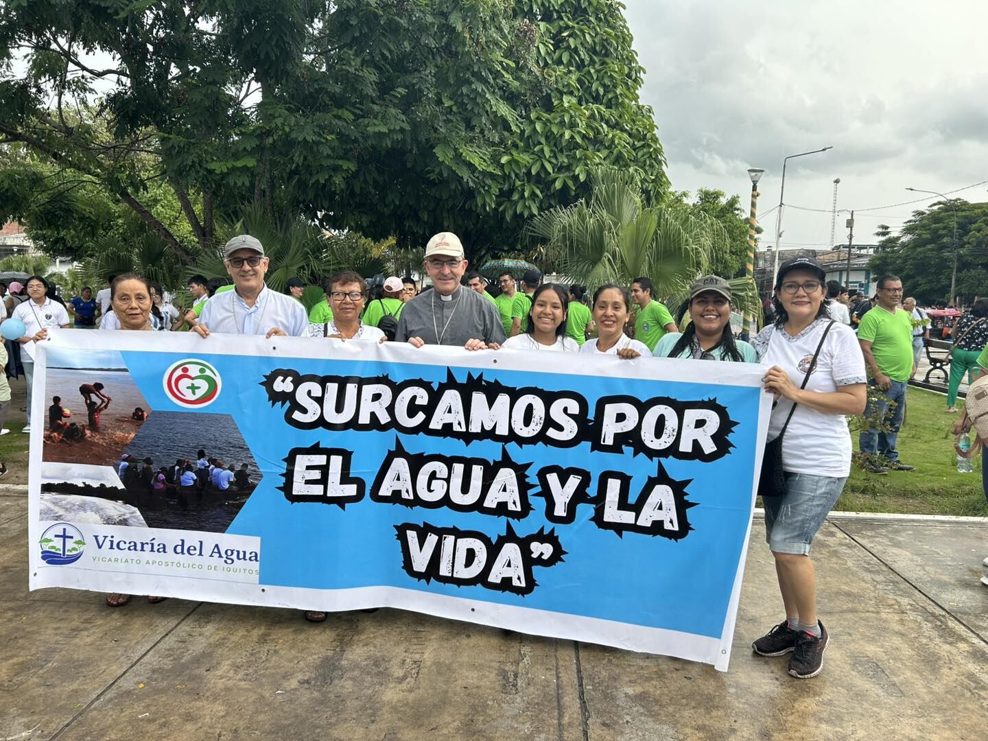 Una de las movilizaciones en defensa del agua en Iguitos (Perú), encabezada por monseñor Angel Cárdenas.