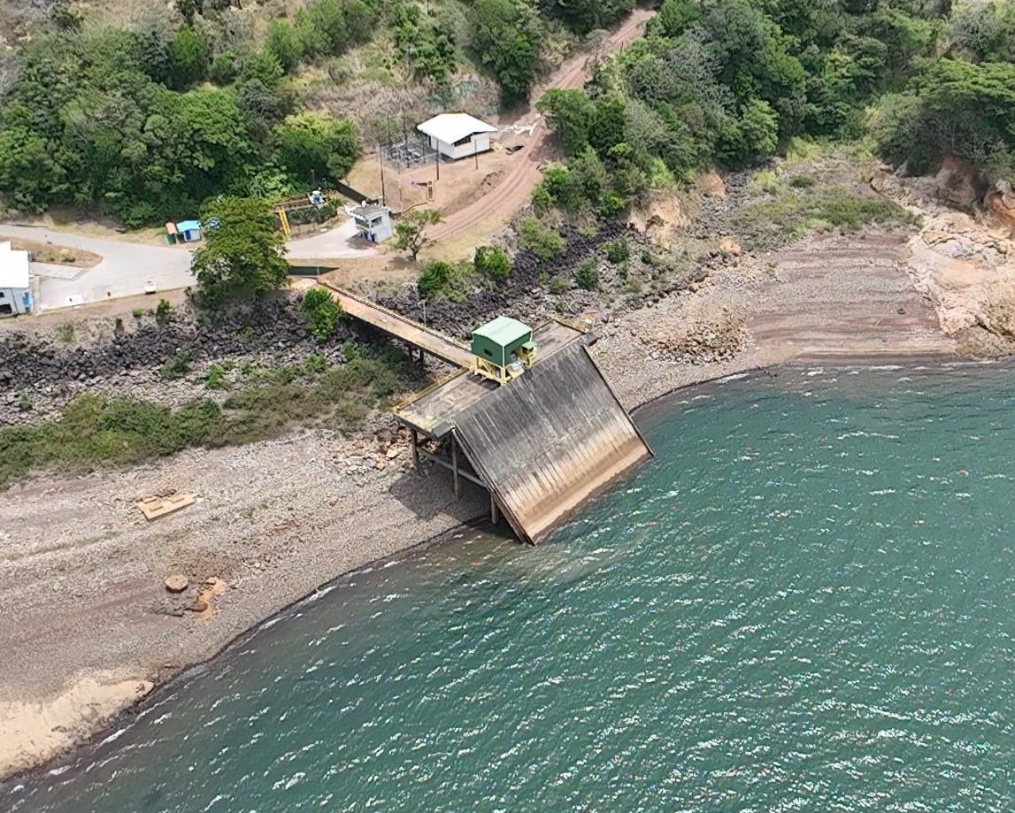 Vista aérea del embalse Arenal en el punto donde ingresan las aguas a las plantas hídricas del ICE. Esta imagen tomada este 7 de mayo, evidencia la caída en el nivel de ese reservorio para generación eléctrica. Fotografía: Cortesía.