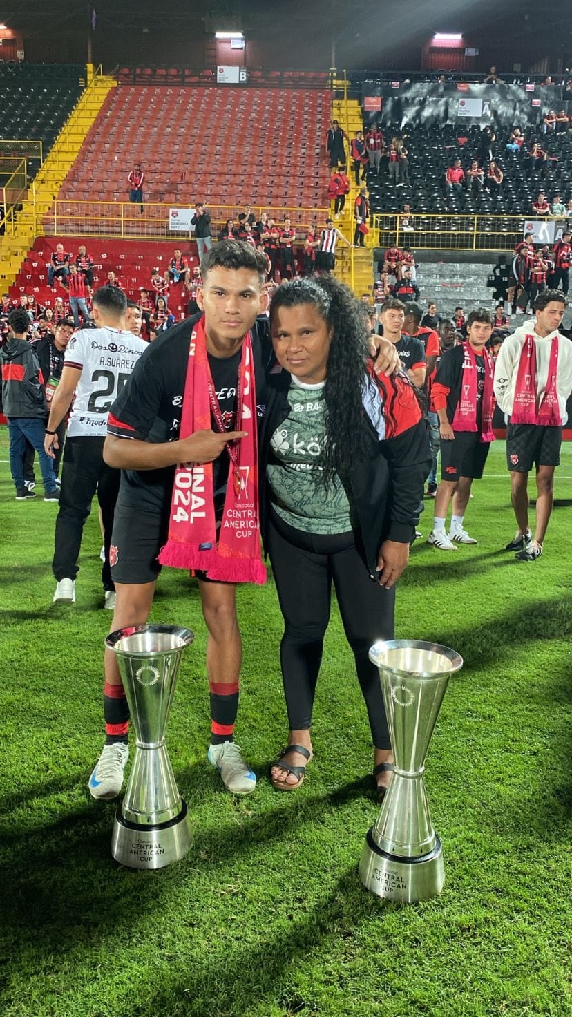 Deylan Aguilar y Wendy Casares festejaron cuando Liga Deportiva Alajuelense se proclamó bicampeón de la Copa Centroamericana de Concacaf.