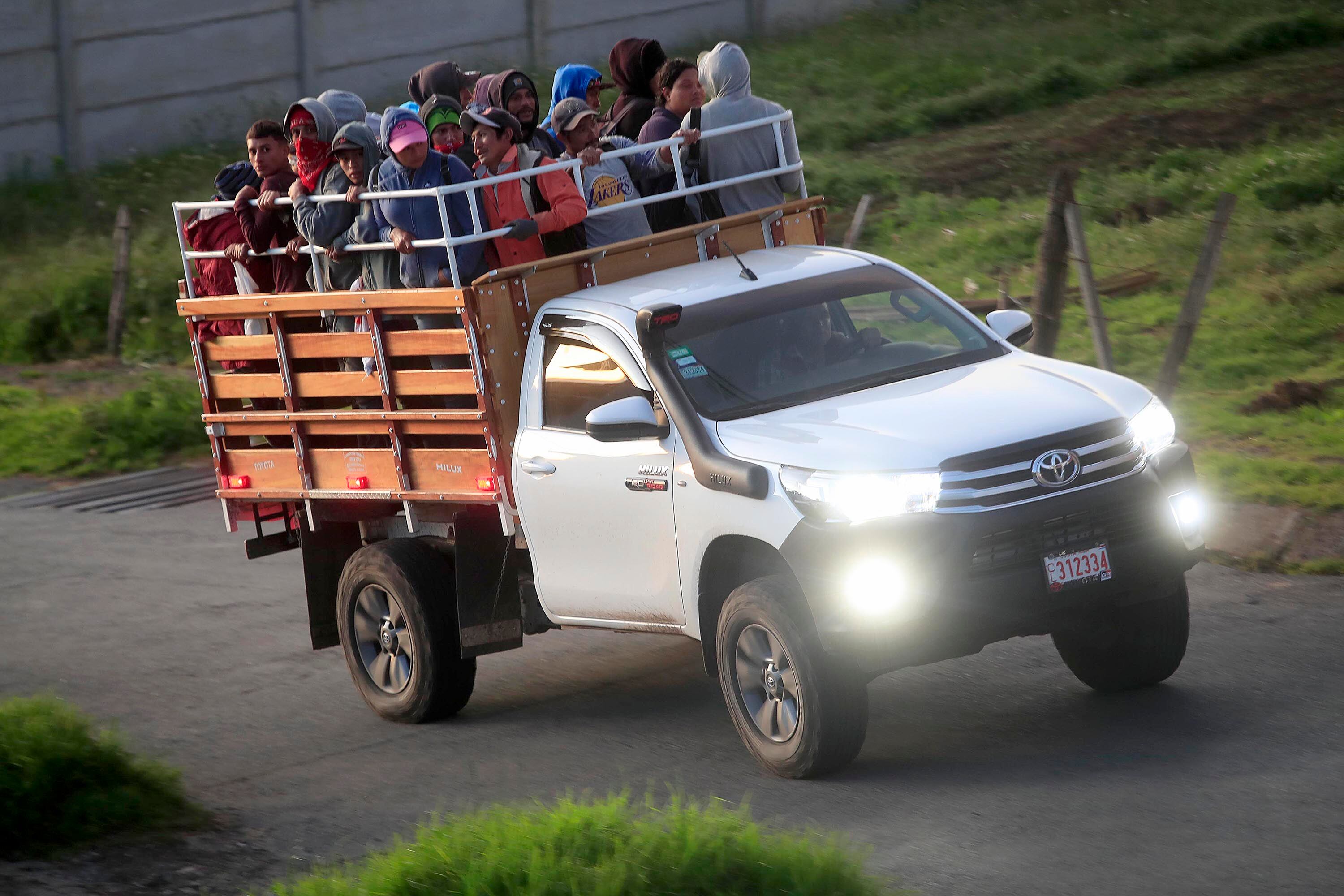 Trabajadores rurales en un camión en zona agrícola de Costa Rica, noviembre de 2022, mostrando las condiciones laborales en áreas remotas del país.
