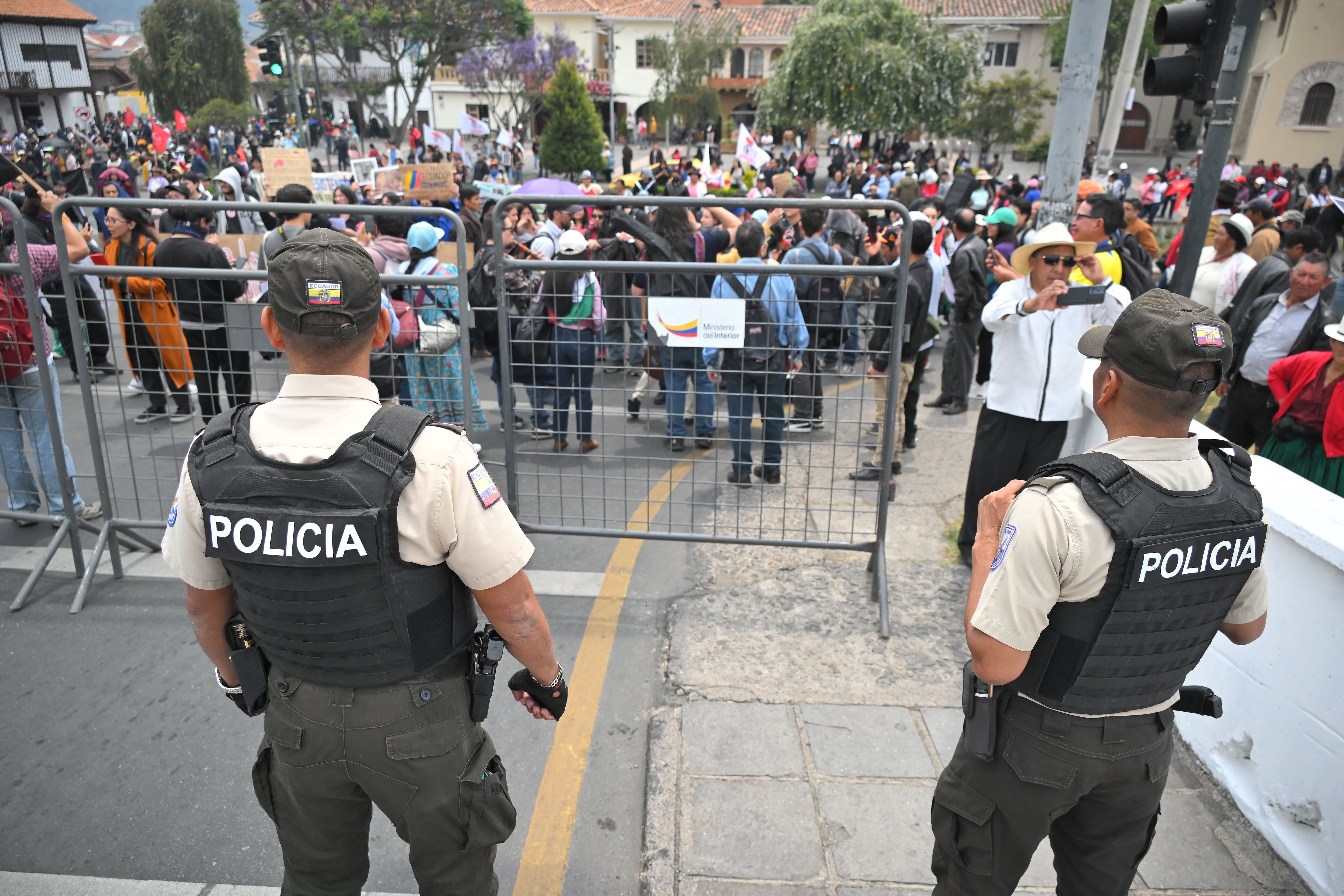 Activistas marcharon por una de las principales avenidas de Cuenca y se detuvieron cerca de la sede de la cumbre.