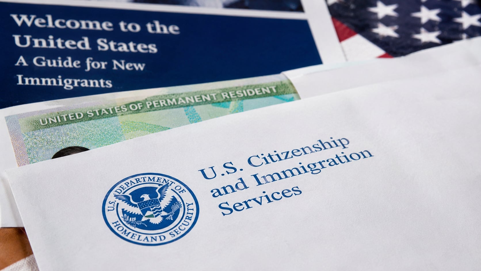 Uscis actualizó las reglas migratorias de mayo de 2026 y confirmó retrasos en trámites de DACA, TPS y visas familiares y laborales.