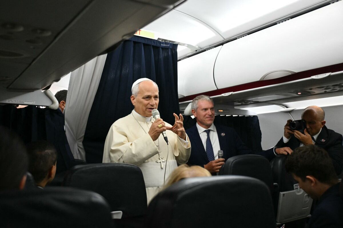 El papa León XIV ofrece una conferencia de prensa a periodistas acreditados durante el vuelo de regreso desde Francia, el 28 de septiembre de 2026.