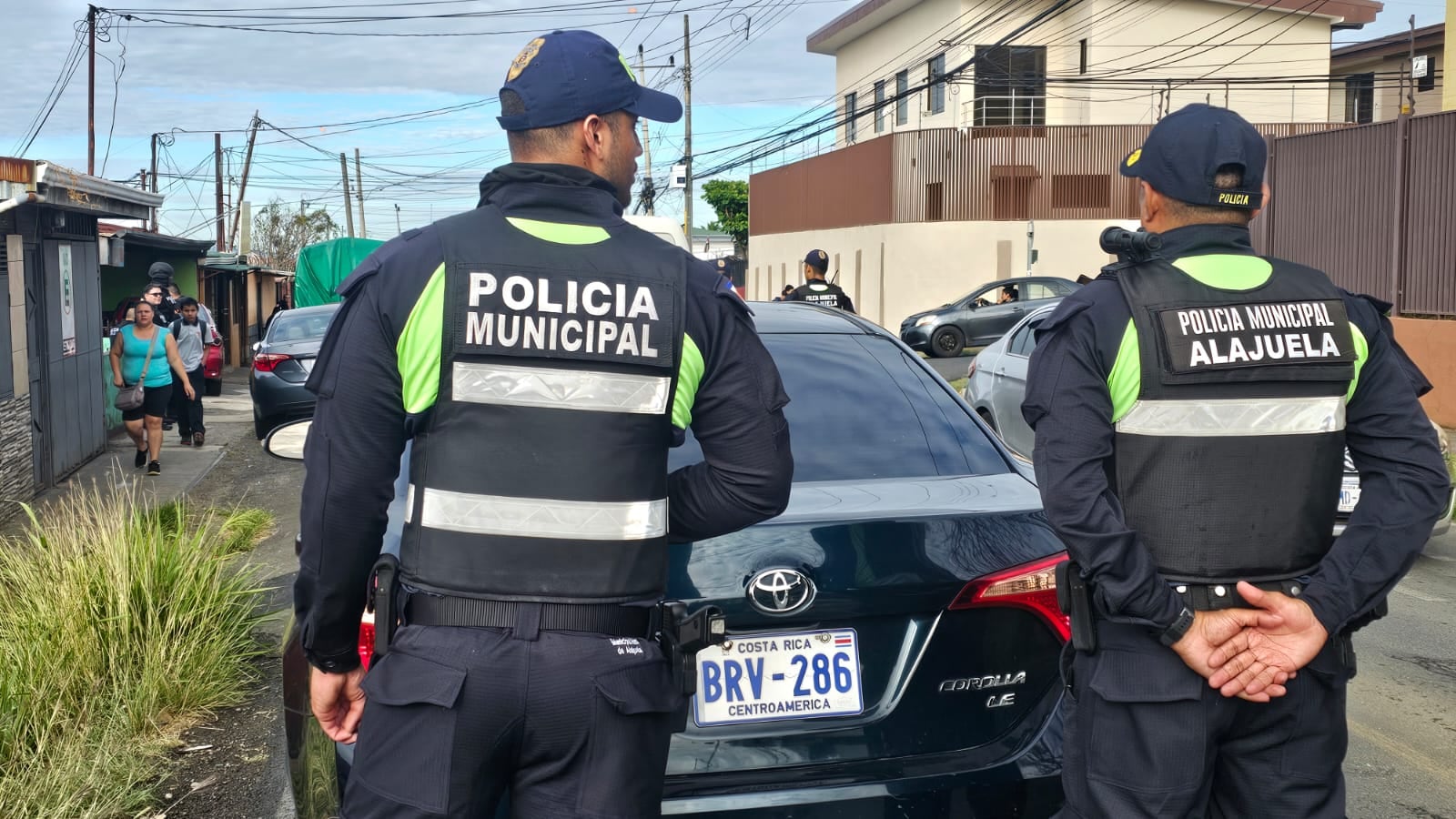 Las autoridades intervinieron Las Gradas en Pueblo Nuevo, Alajuela, como parte de una estrategia para erradicar puntos de venta de drogas en barrios conflictivos.