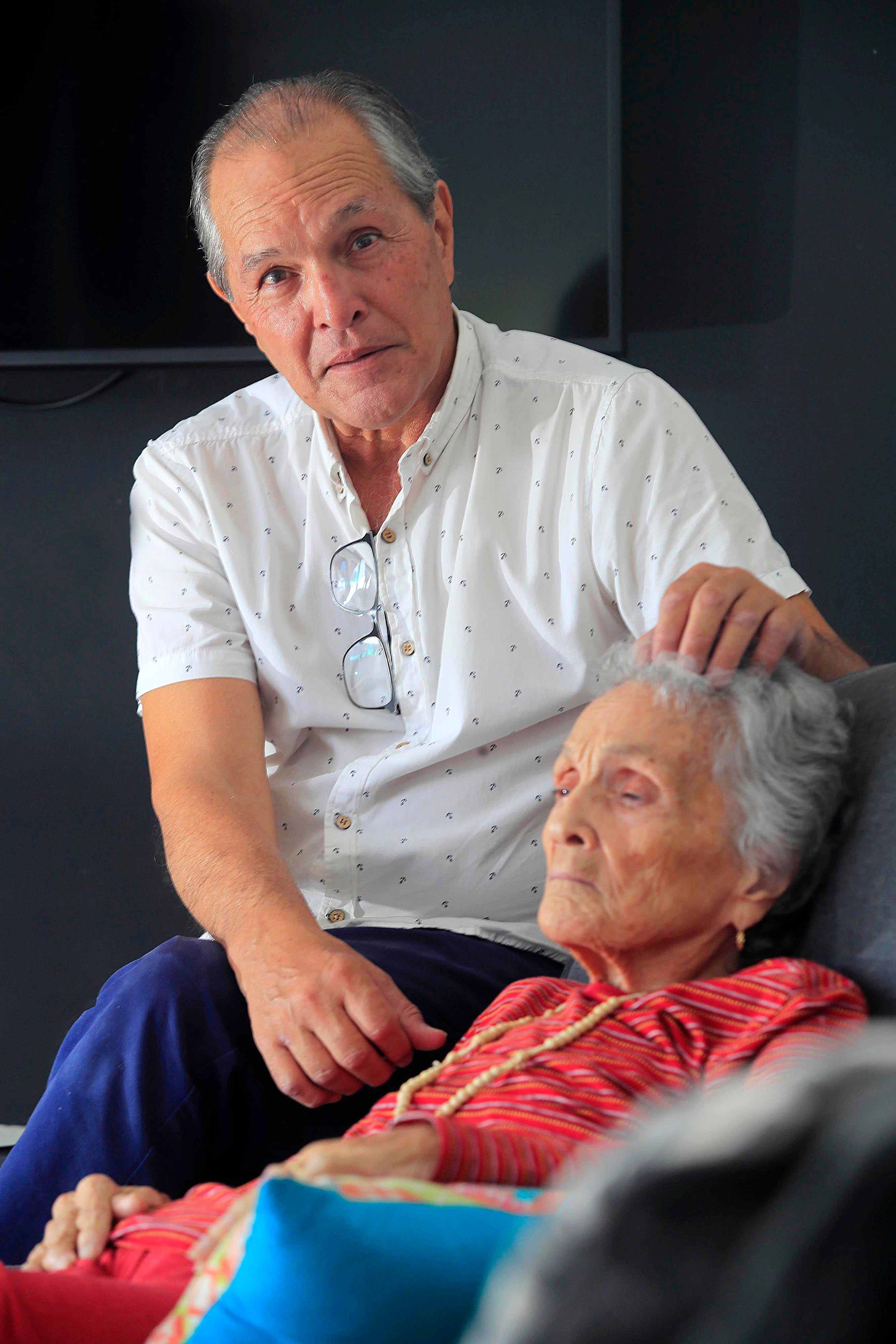 12/01/2024 Puriscal. El locutor, actor y abogado Gustavo Rojas Antillón, mostró su faceta de buen hijo. El junto a sus hermanas Lorena y Kattia (de blusa negra) compartieron el momento familiar atendiendo a su madre, doña María Isabel Antillón Montealegre. Foto: Rafael Pacheco Granados