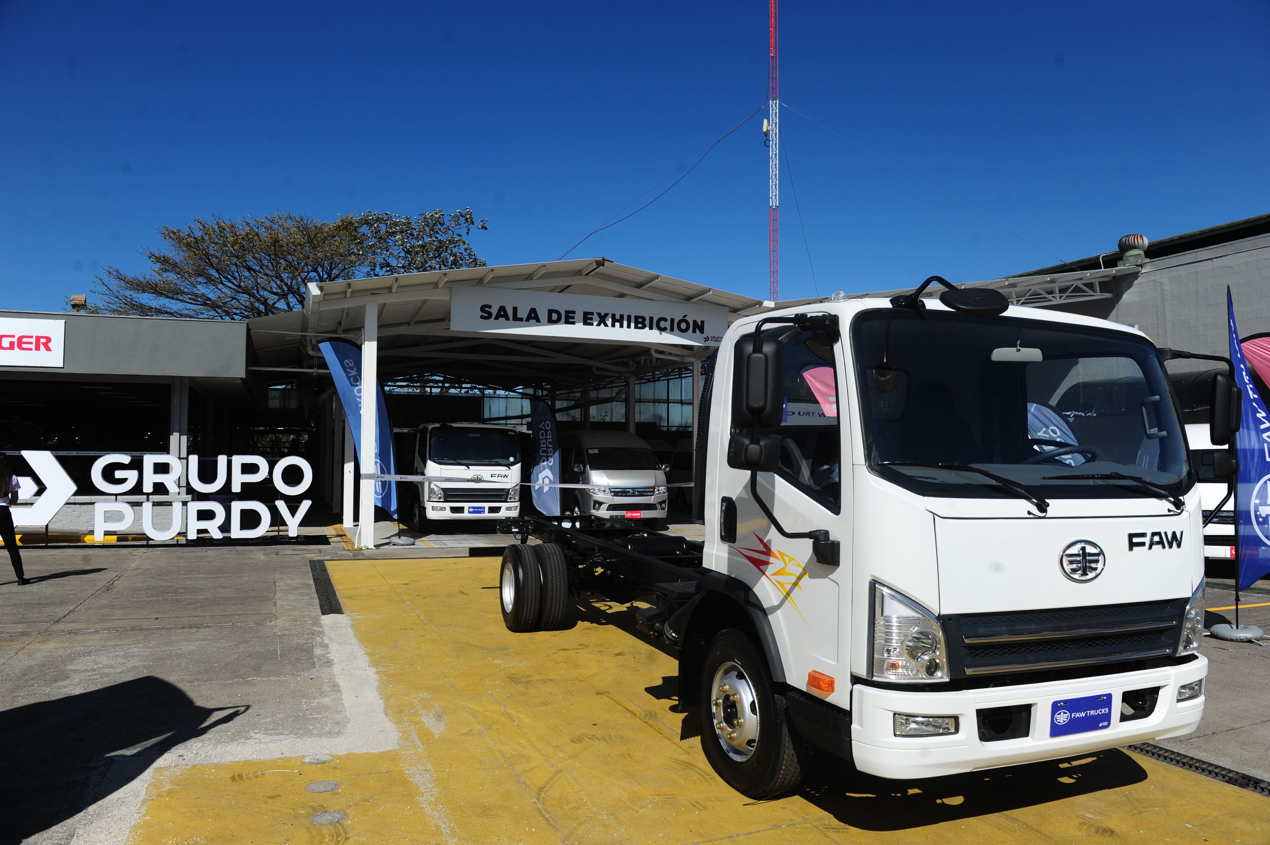 Camión Faw exhibido en la sala de exposición de Grupo Purdy en Costa Rica, como parte de las nuevas marcas chinas integradas a su portafolio de vehículos pesados.