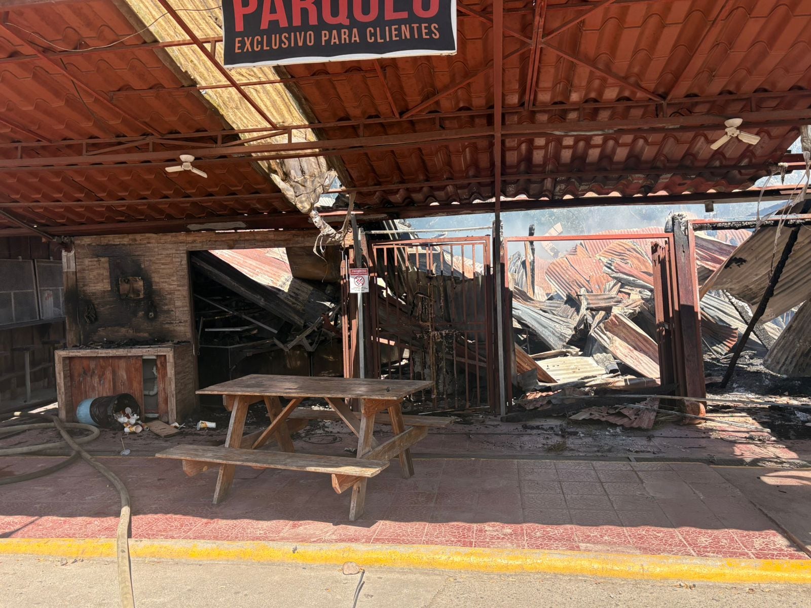 La familia propietaria, con 35 años de tradición en la zona, enfrenta ahora el reto de reconstruir su negocio junto al emblemático paso sobre el río Tárcoles.