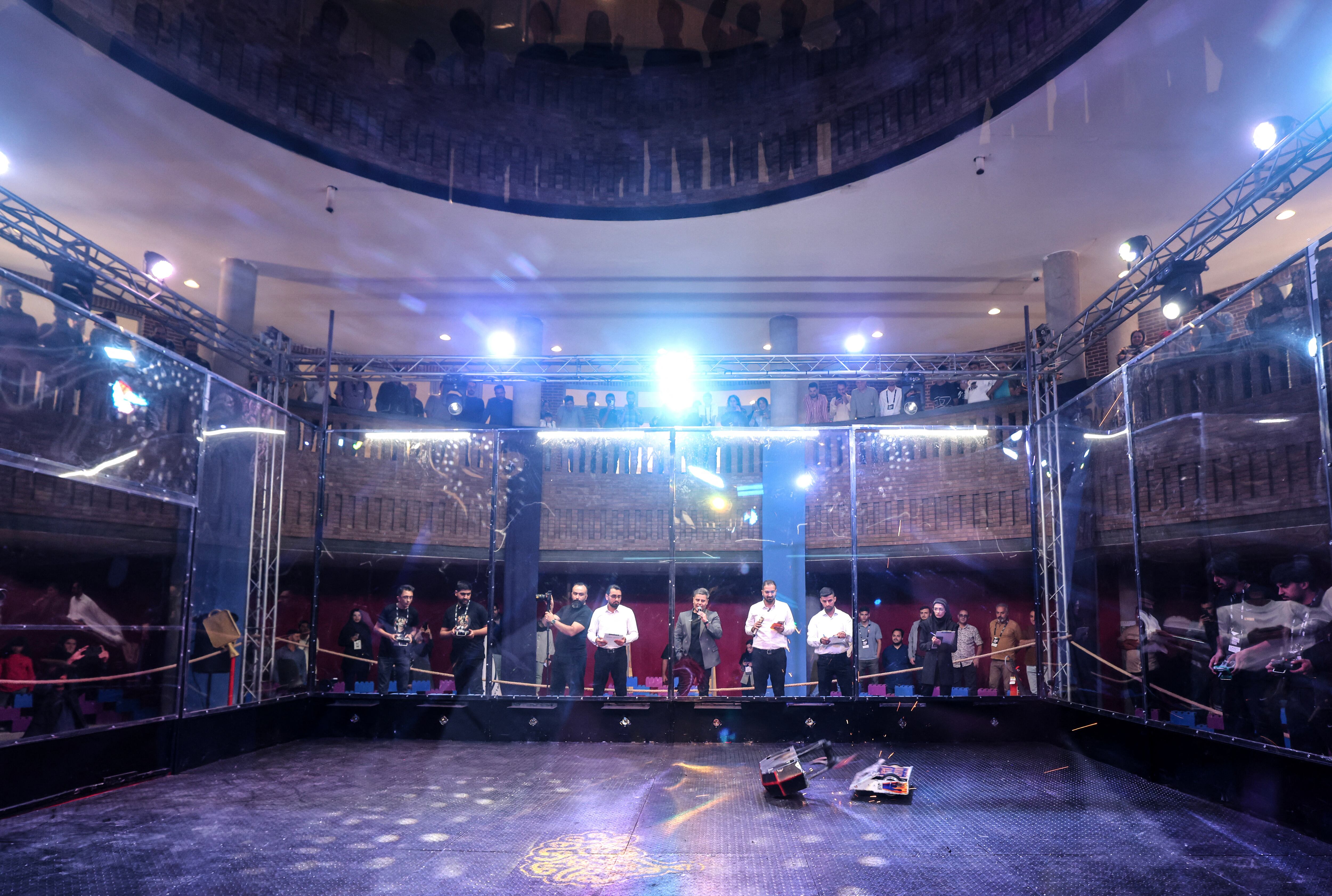 Cada enfrentamiento en el ring dura hasta que un robot queda fuera de combate, poniendo a prueba estrategia y control del operador.