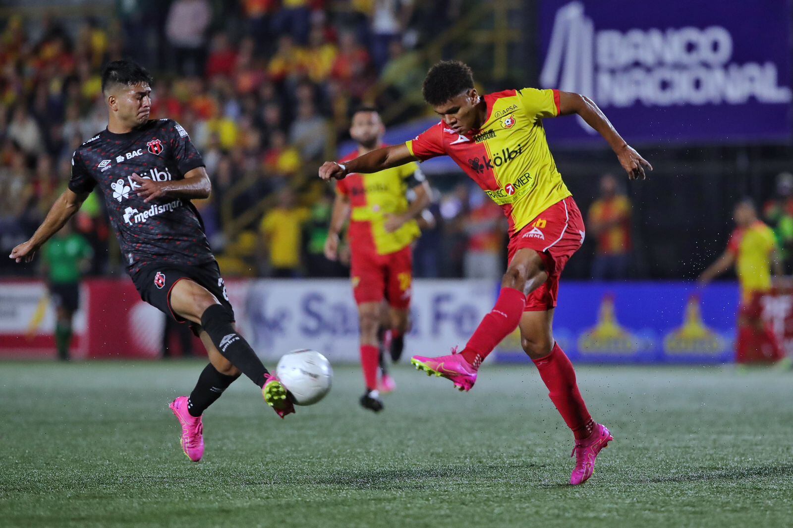 25/08/2023/ Juego entre el Club Sport Herediano vs Liga Deportiva Alajuelense por la jornada 7 del torneo apertura de la Liga Promerica en el estadio Colleya Fonseca / foto John Durán