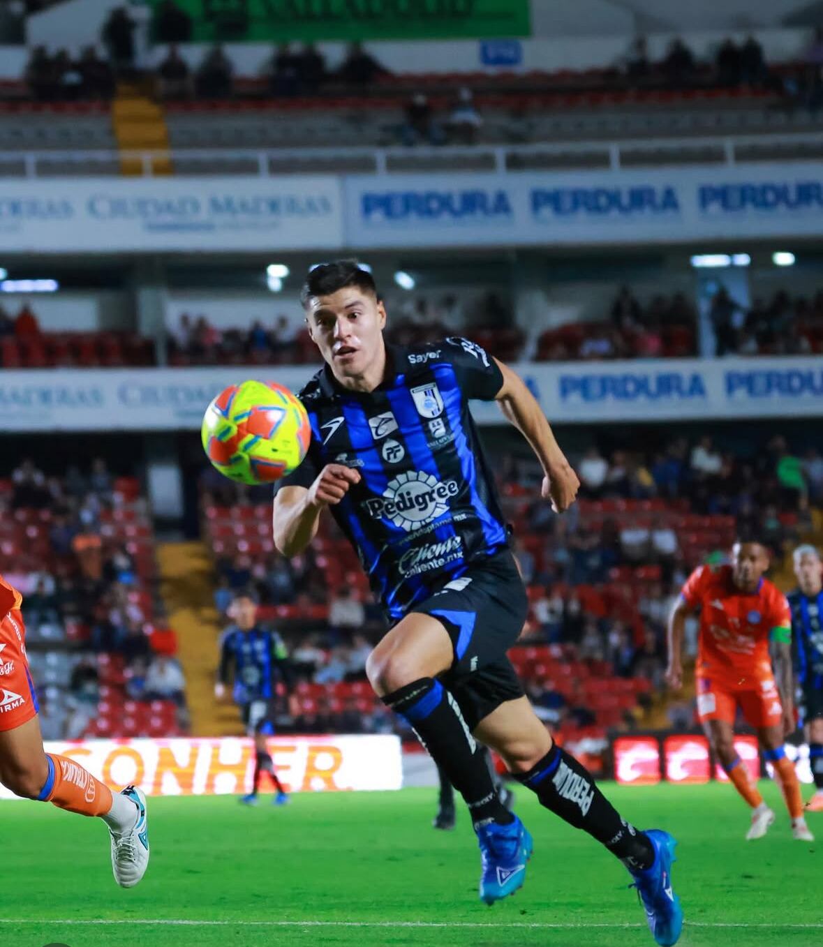 Ronaldo Cisneros tiene 28 años y mide 1,80 metros. El delantero mexicano contabiliza 120 partidos en Liga MX.