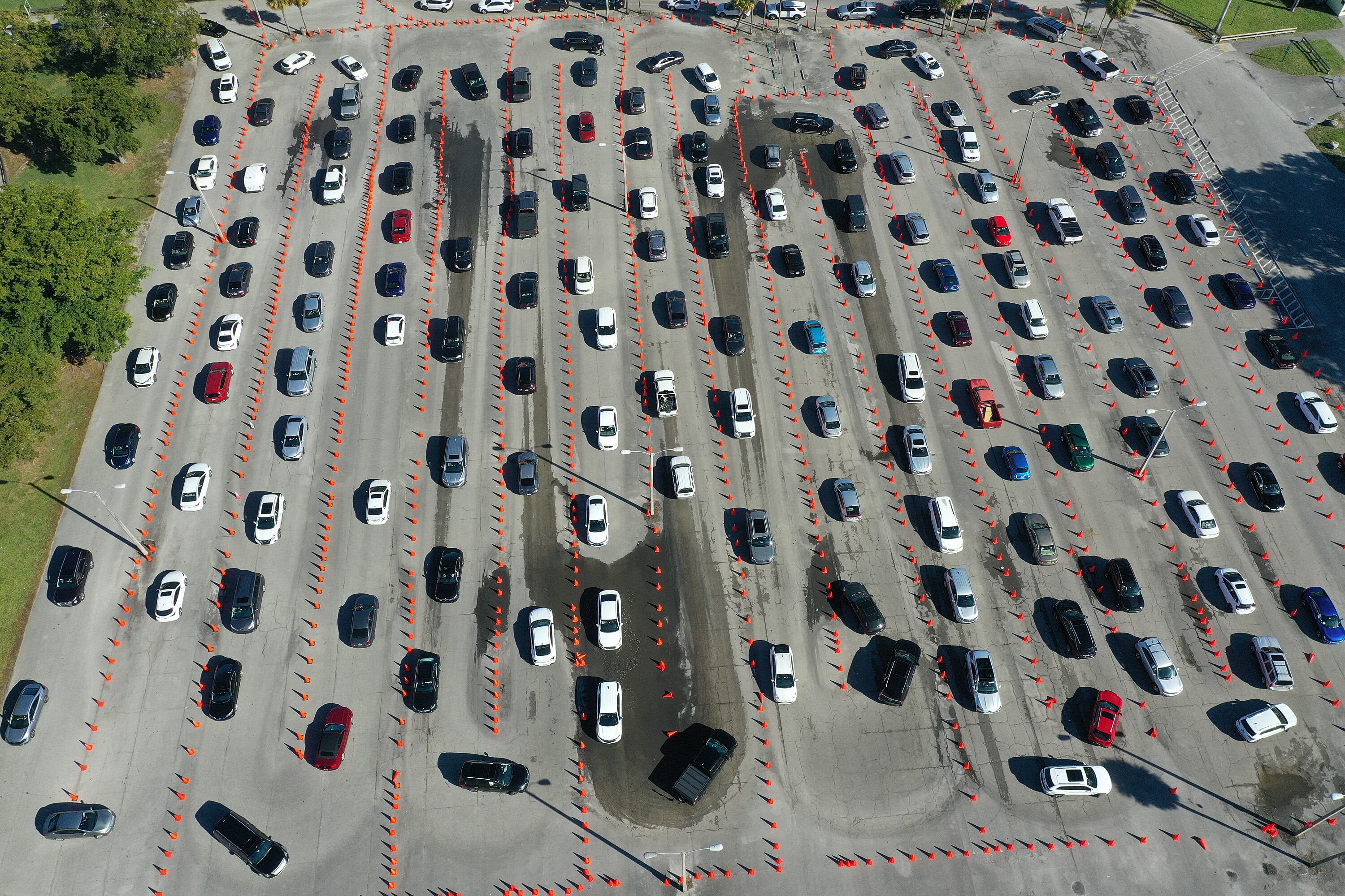 Miami, Florida. Diciembre de 2021. Filas de carros esperando pruebas covid-19 exprés.