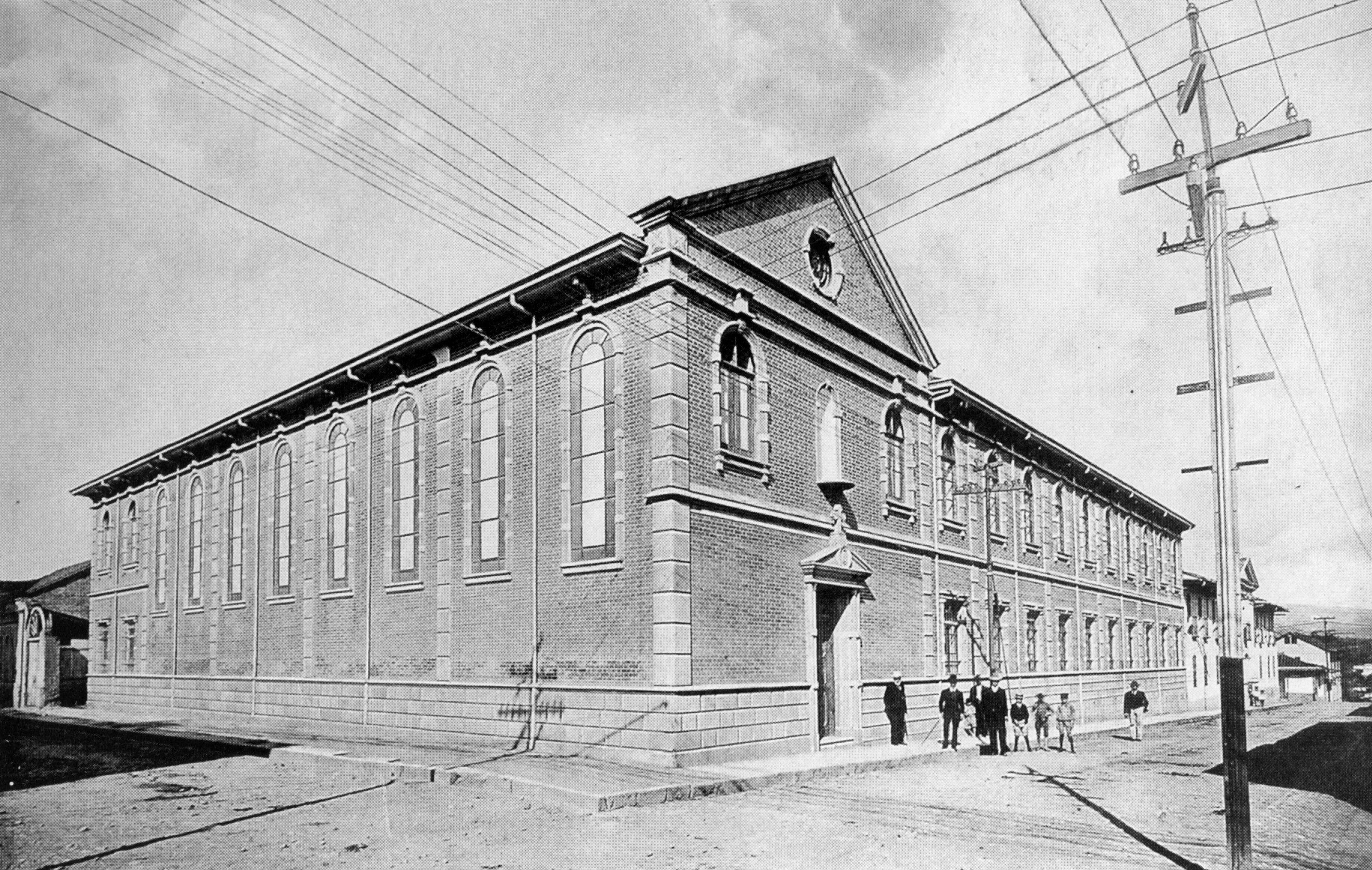 La capilla del Seminario, en la esquina suroeste de avenida 4 y calle 1, hacia 1907.
A su derecha, la “parte nueva” y, en la esquina opuesta, el edificio original del Seminario Tridentino.