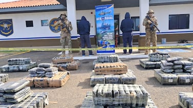 Panamá decomisa casi dos toneladas de cocaína en el Pacífico