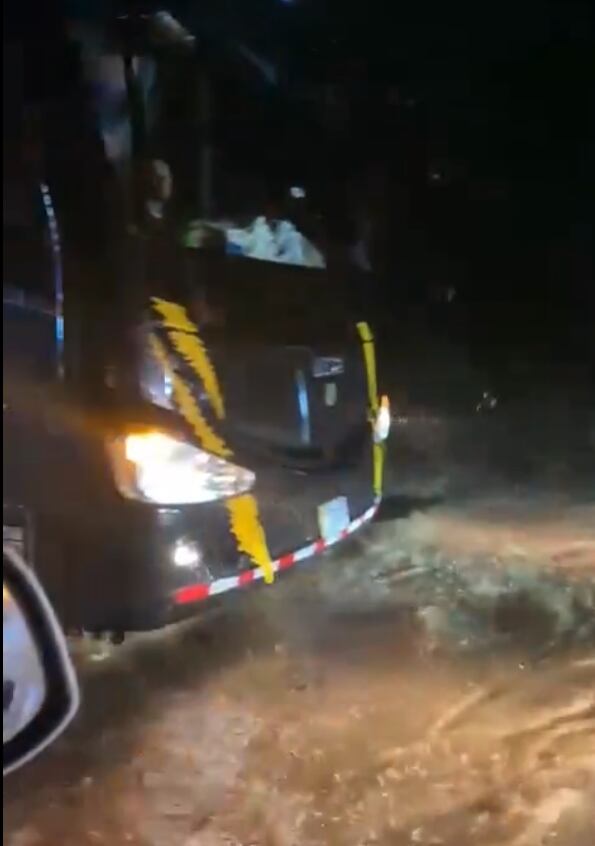 Se registran varios incidentes por inundación de vehículos por la ruta 1